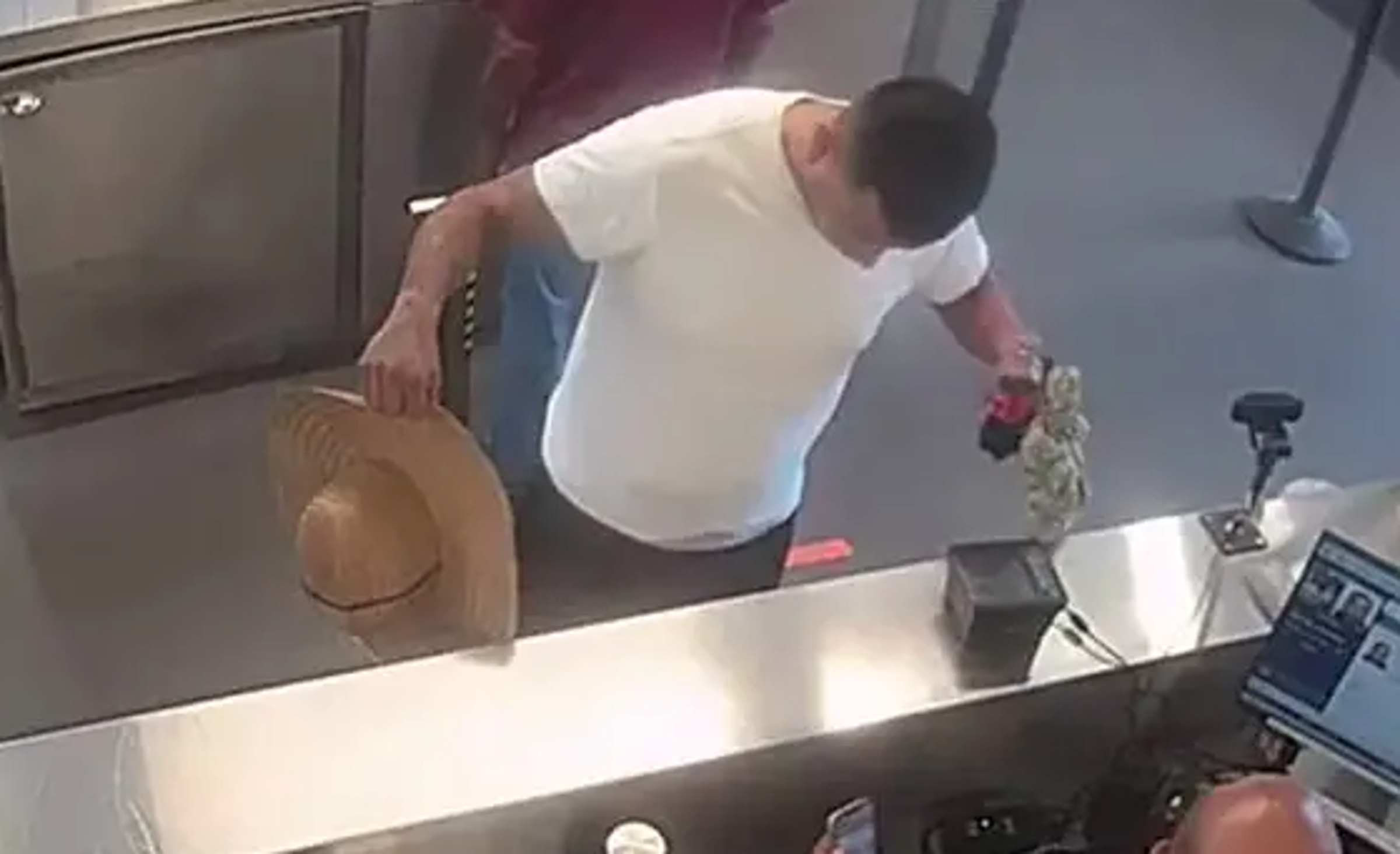 馬丁尼茲過海關時,下體異常隆起,海關察覺有異後進行二度檢查。(翻攝自U.S. attorney's office for the Southern District of California)