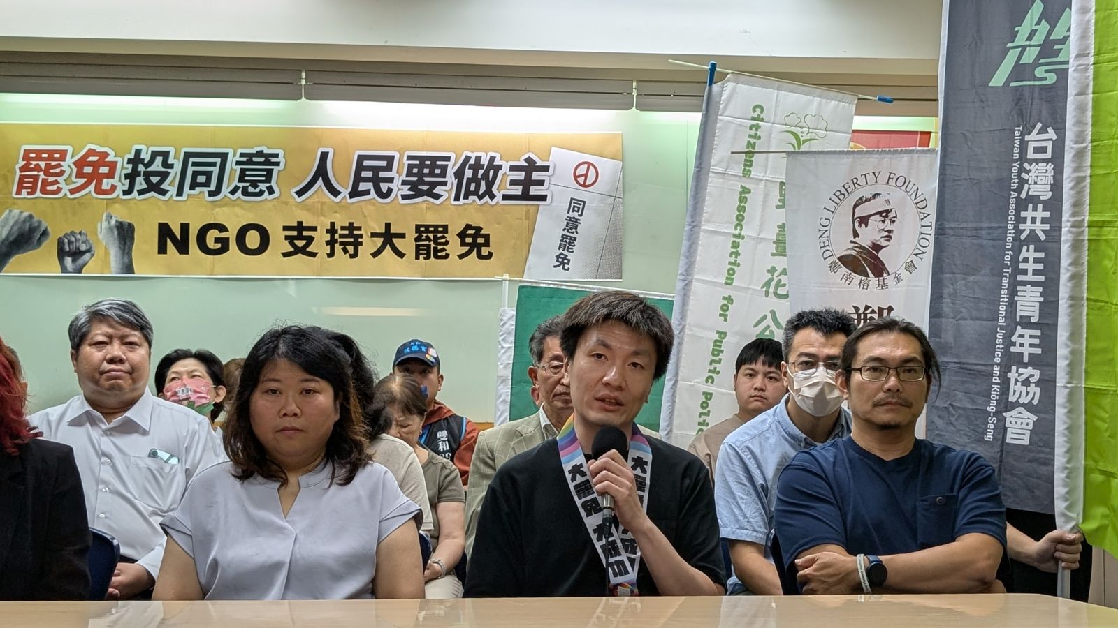 台灣同志諮詢熱線協會副祕書長彭治鏐呼籲同志社群、關心性別與同志權益的公民起身行動,投下「同意」守護得來不易的民主進步與多元保障!(綠色公民行動聯盟提供)