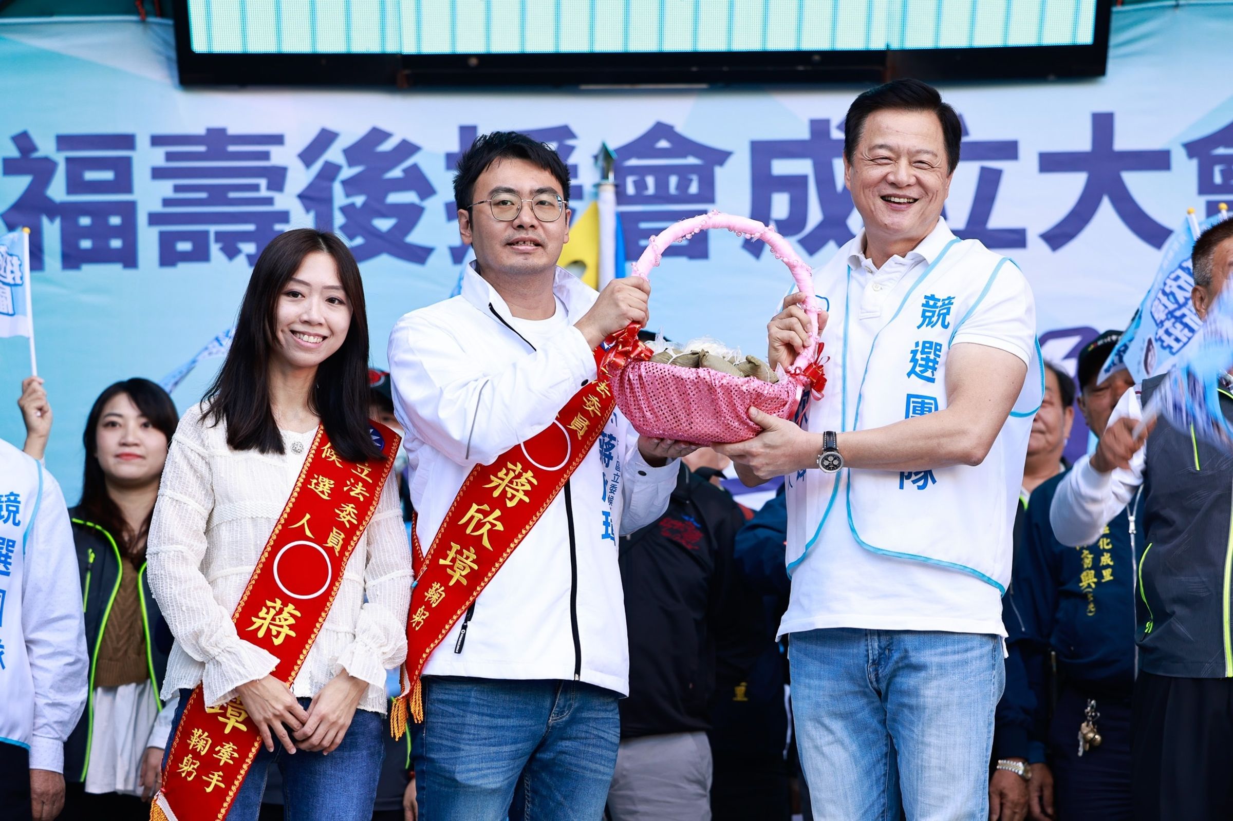 左為蔣欣璋老婆,此次也出面輔選。(翻攝自臉書)