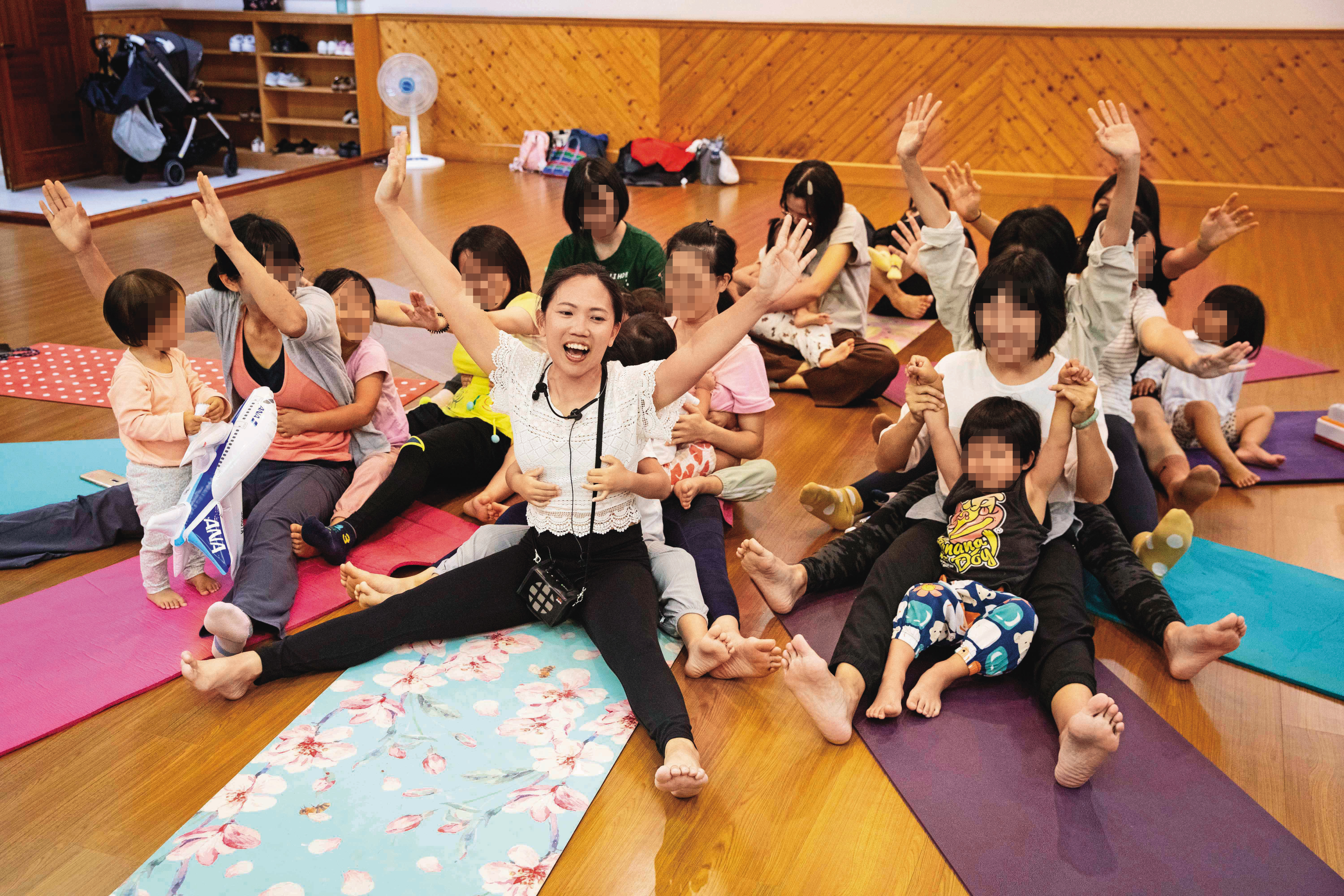 2024年底Chloe在新竹開課「台語親子瑜伽」，現場笑聲不斷。