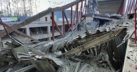 光州施工意外！鋼鐵結構倒塌，工人被困現場，消防全力搶救中。（ 翻攝自X／단두대）