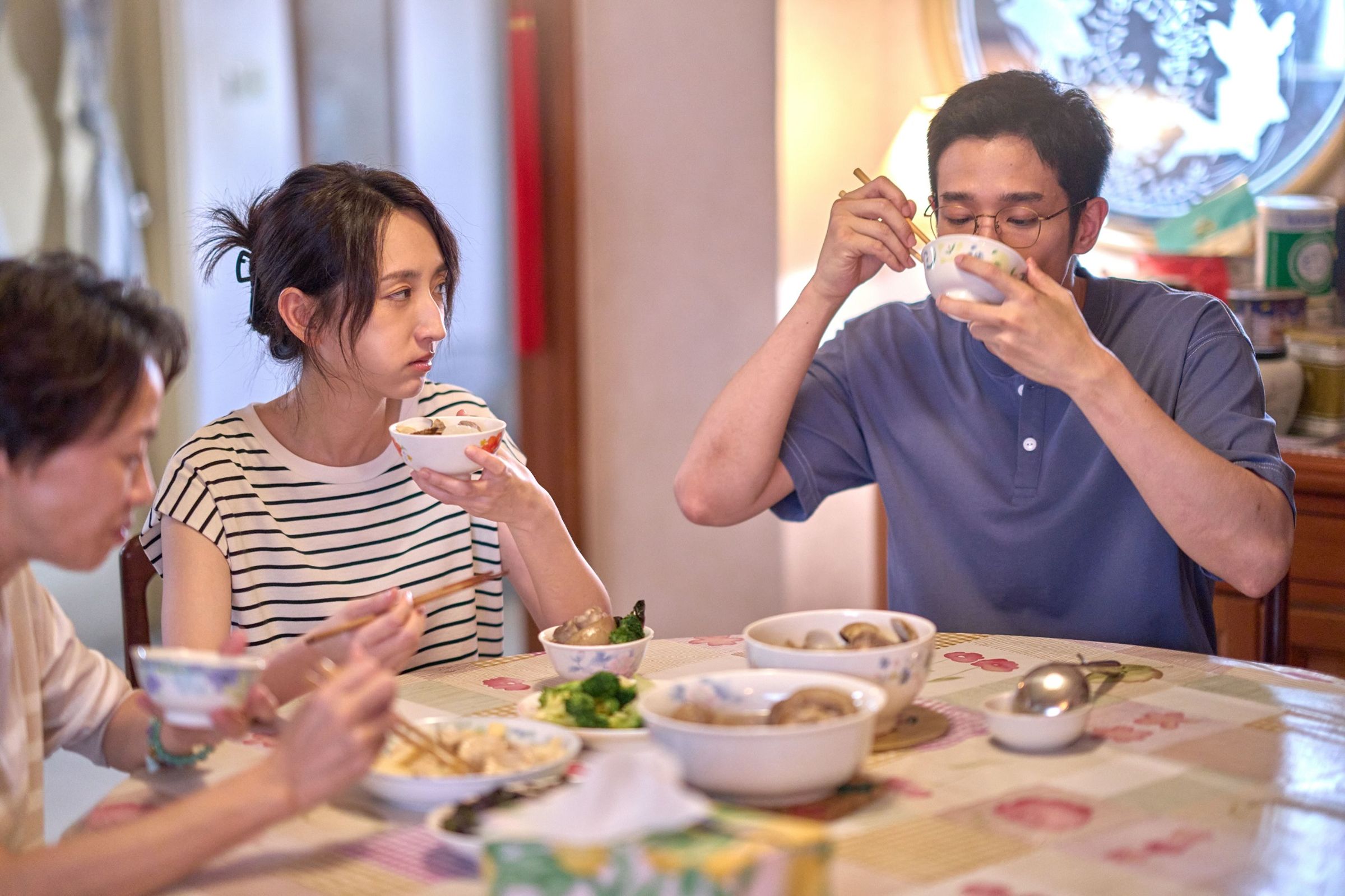 劉以豪（右）、柯佳嬿（左一）演繹呆萌工程師與潑辣剪接師的婚後生活，幽默又引人共情。（Netflix提供）