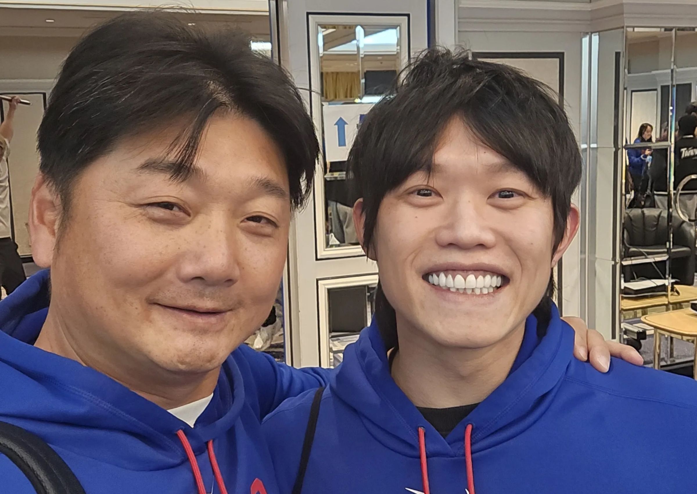「龍貓教練」曾豪駒今曬出跟投手陳冠宇的合照，並提到「讓我們一起畢業」這關鍵7字，似乎預告了將卸下國家隊總教練的身分。（翻攝自曾豪駒threads）
