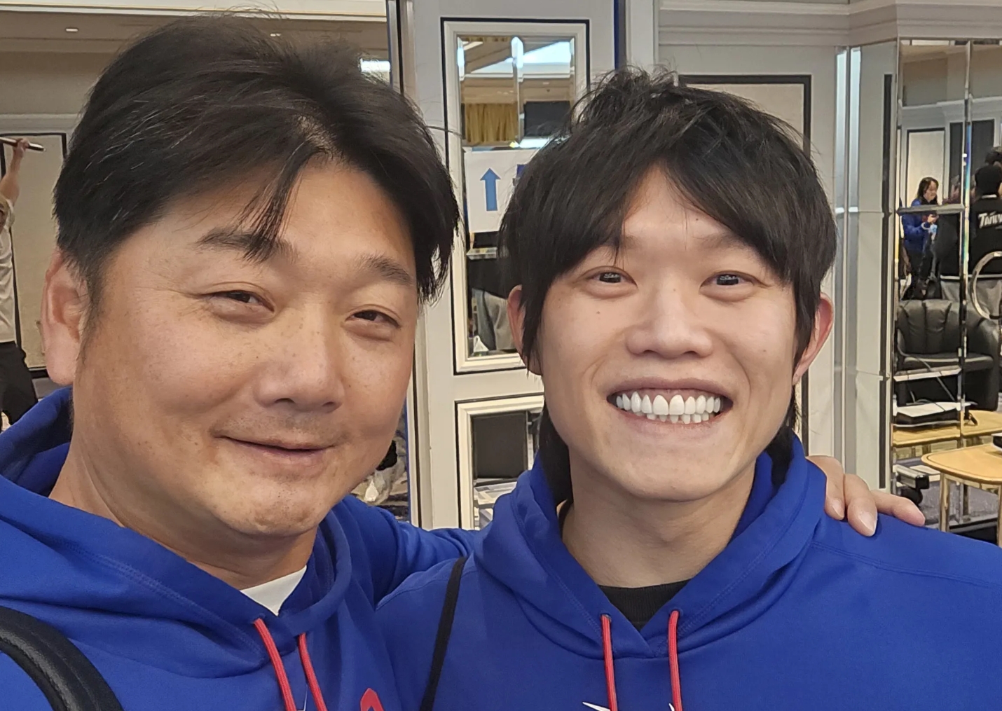 「龍貓教練」曾豪駒今曬出跟投手陳冠宇的合照，並提到「讓我們一起畢業」這關鍵7字，似乎預告了將卸下國家隊總教練的身分。（翻攝自曾豪駒threads）