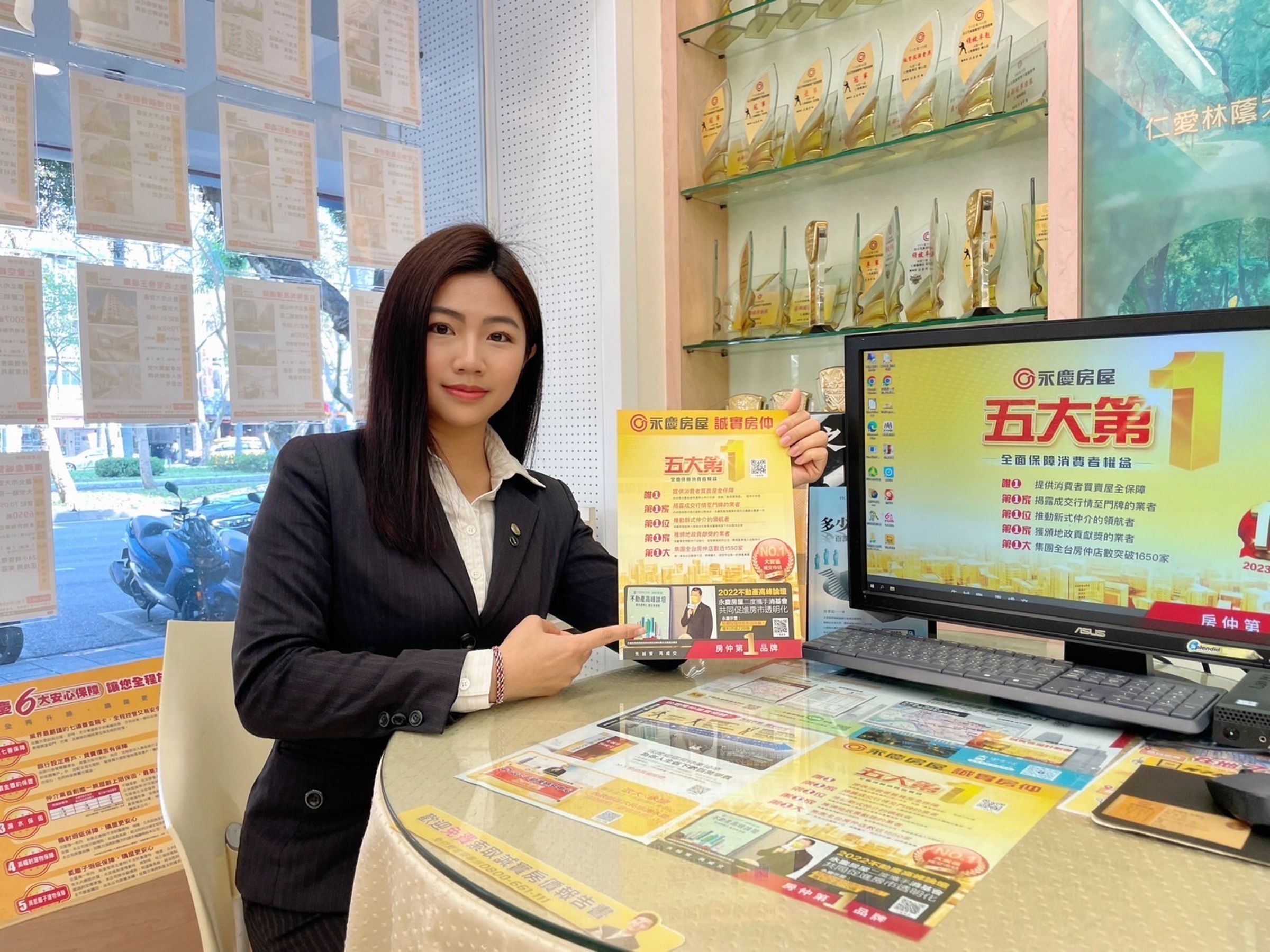 永慶房屋經紀人員鄭心茹以誠實專業的服務態度,幫助屋主完成陽台補登,成功挽回170萬元房價。