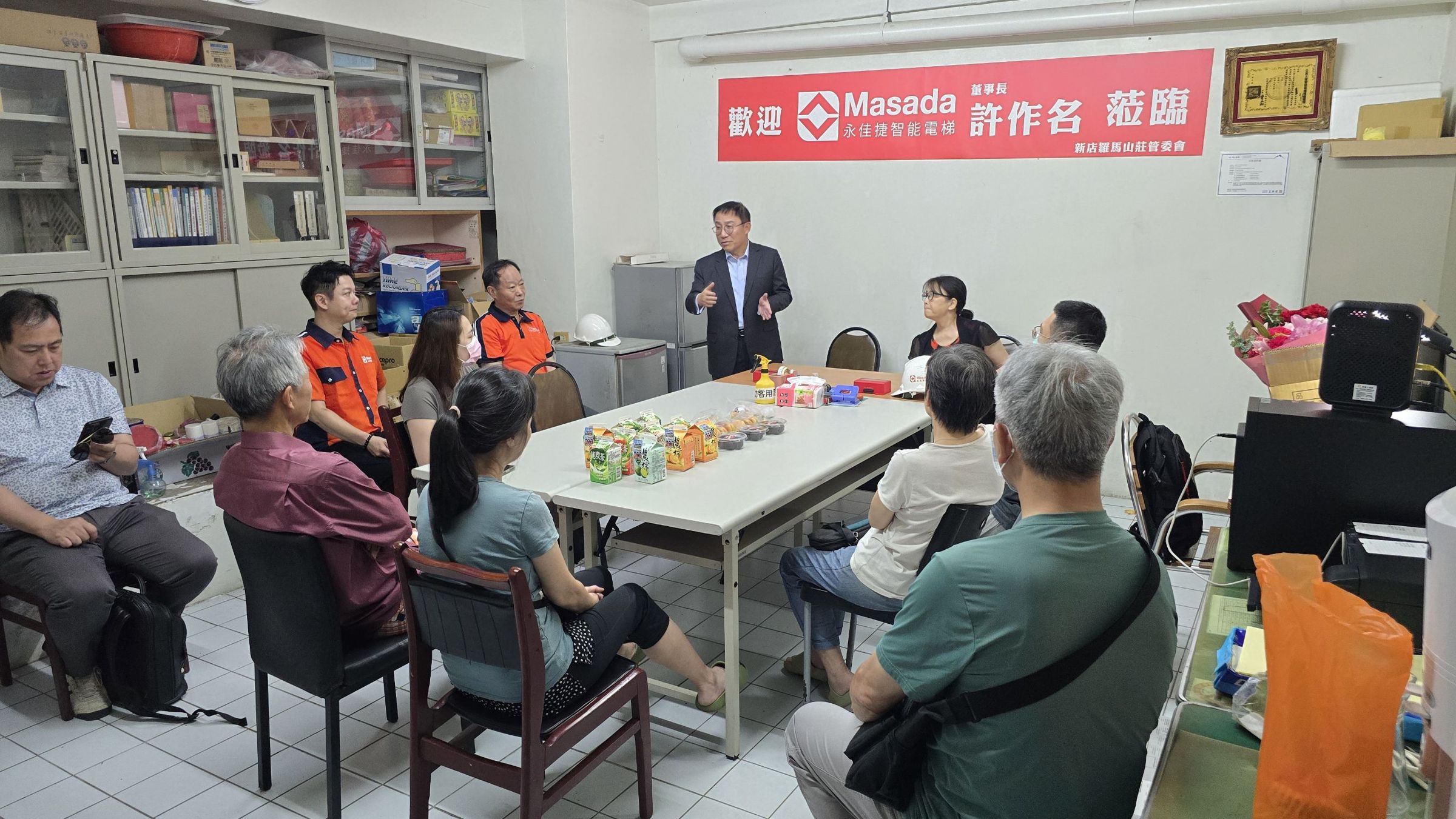 許作名前往新店羅馬社區與住戶座談，關心修復後的運轉情形。（永佳捷電梯提供）