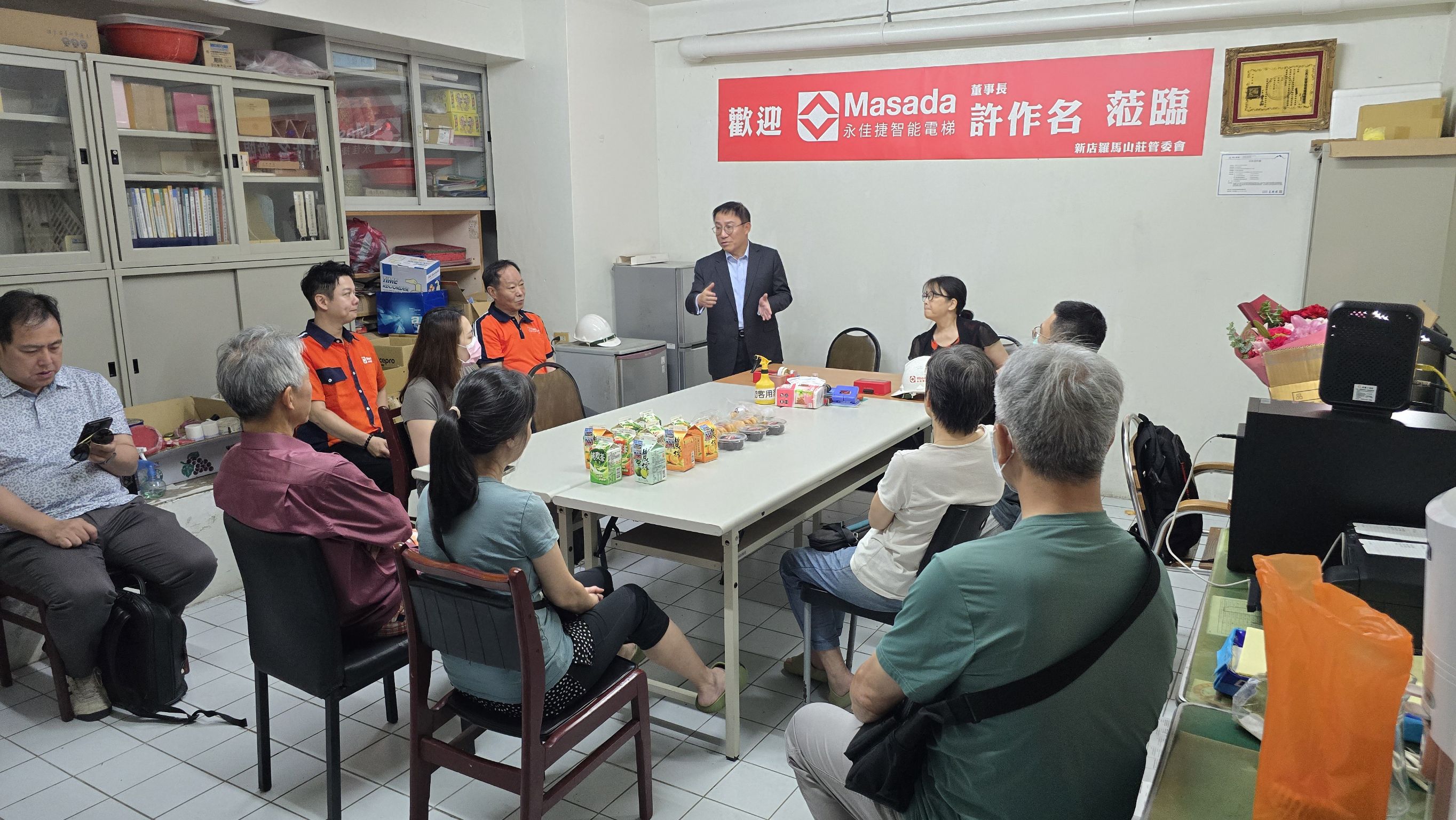 許作名前往新店羅馬社區與住戶座談，關心修復後的運轉情形。（永佳捷電梯提供）