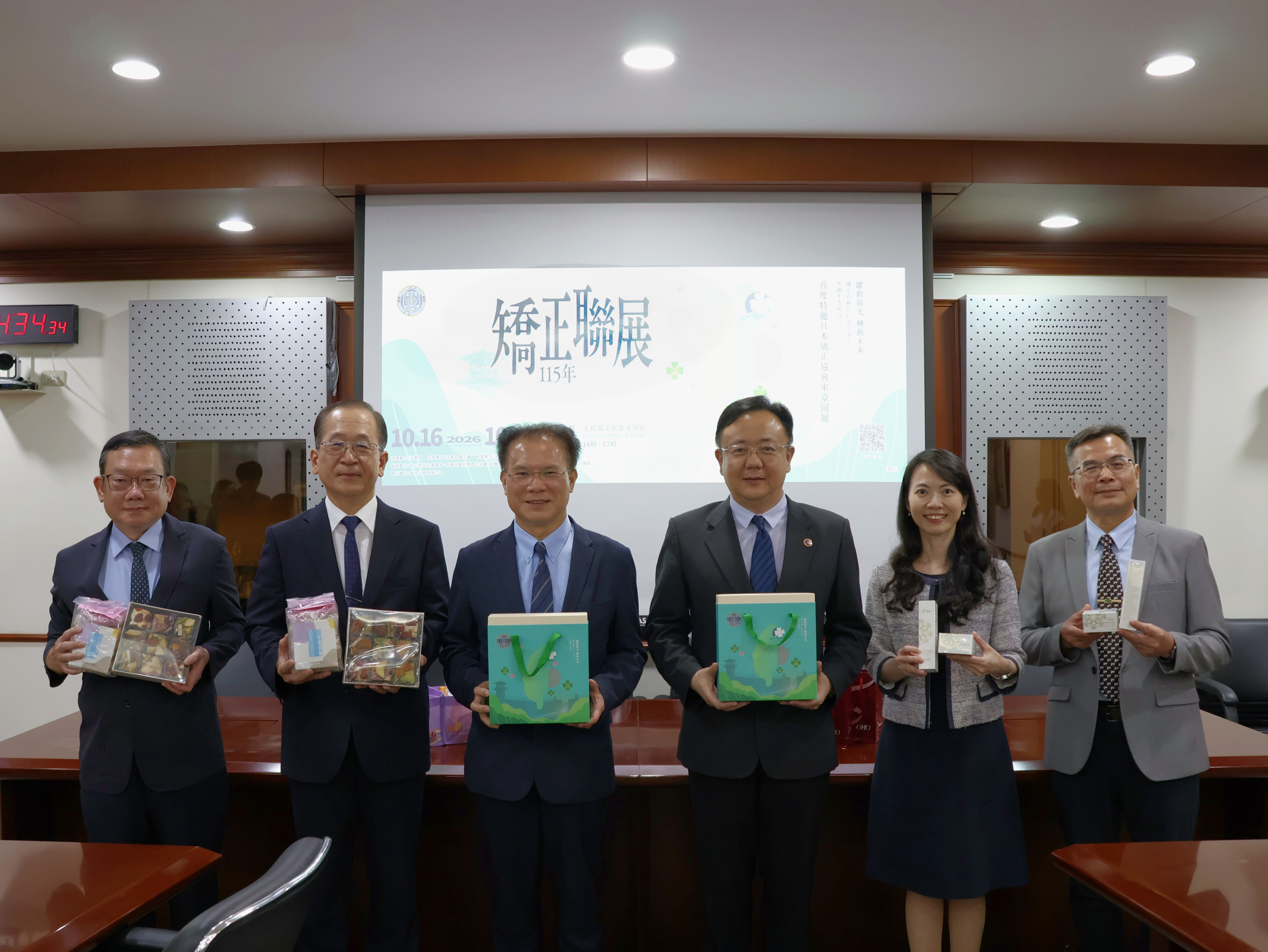 左起依序為台中監獄典獄長楊方彥、矯正署署長林憲銘、黃謀信政務次長、馮成常務次長、陳玉萍主任祕書、矯正署副署長蘇維闊。（法務部提供）