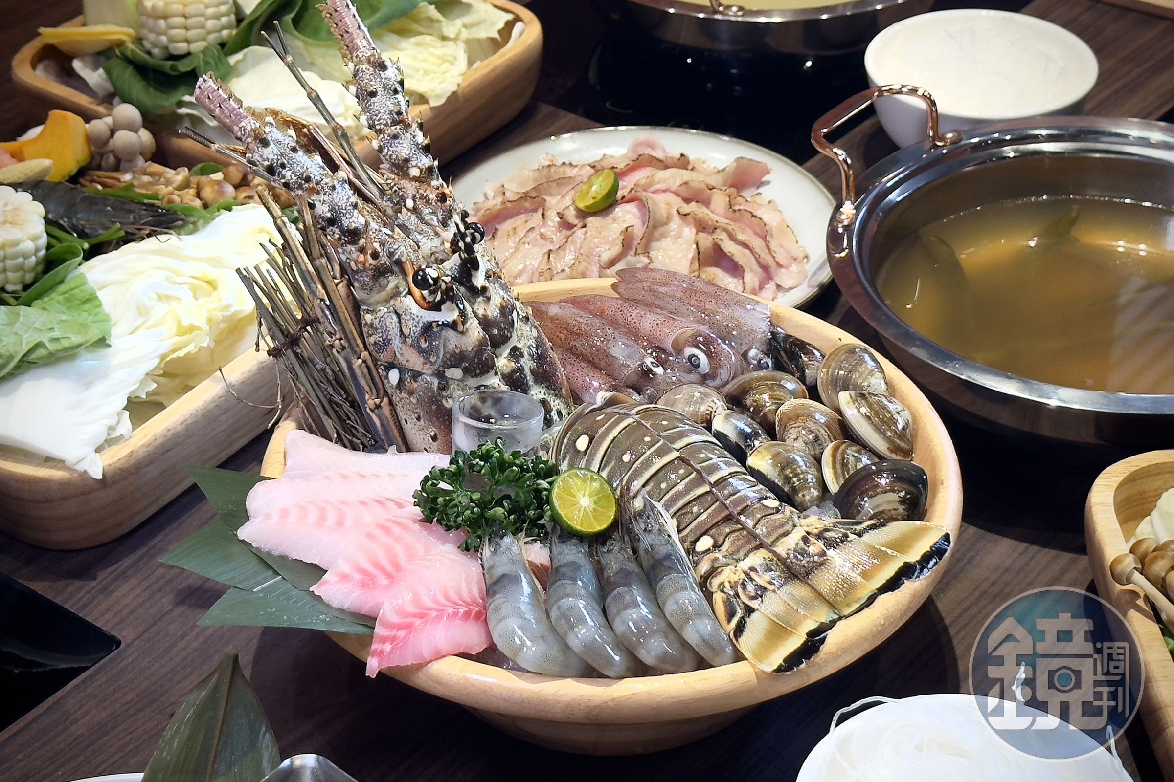 「極品龍蝦雙人套餐」不僅能吃到整隻龍蝦、小卷、鯛魚、白蝦、蛤利，還可雙拚包括霜降嫩肩牛或雪花牛等種類的10盎司肉盤。（雙人套餐2,180元／份）
