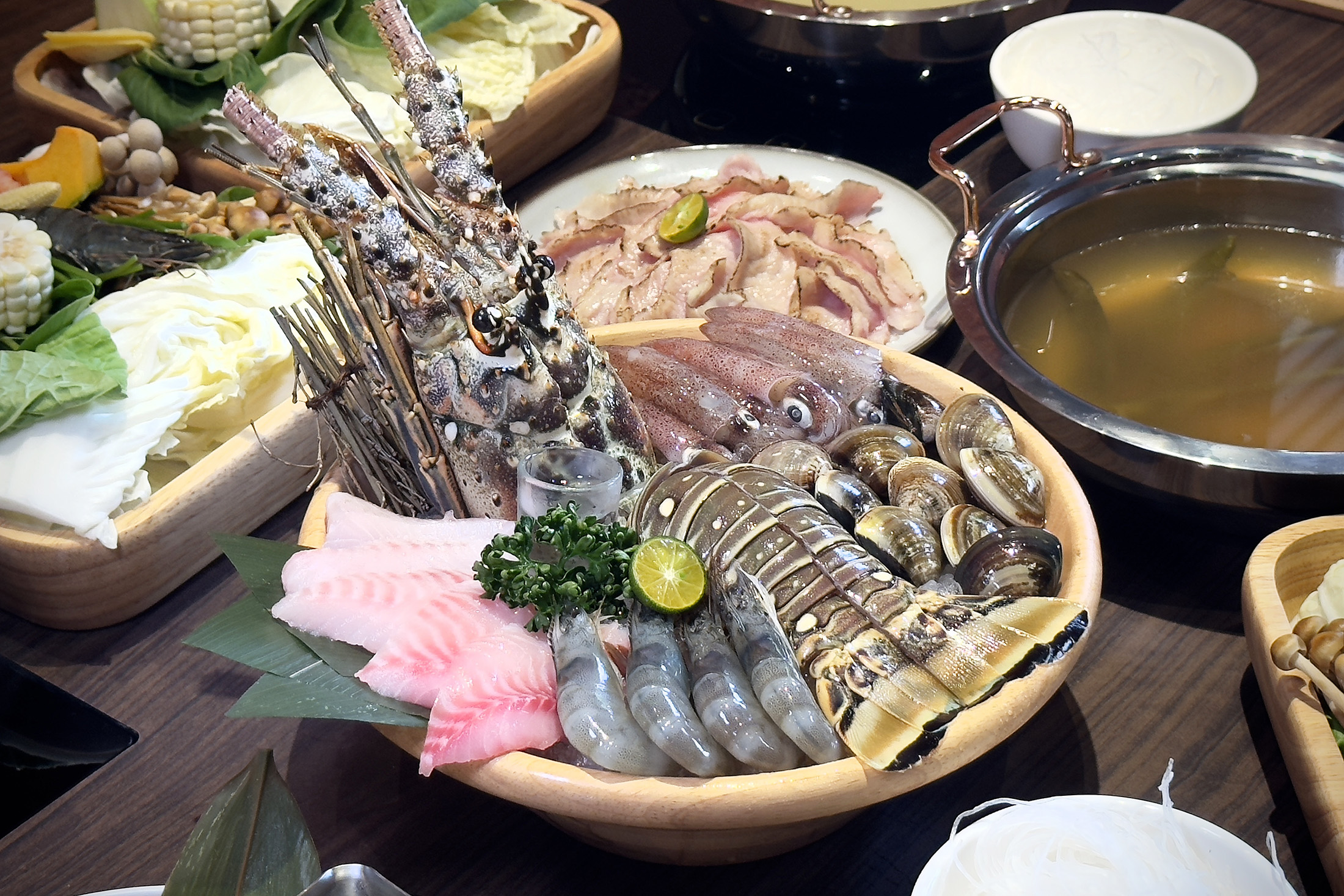 「極品龍蝦雙人套餐」不僅能吃到整隻龍蝦、小卷、鯛魚、白蝦、蛤利，還可雙拚包括霜降嫩肩牛或雪花牛等種類的10盎司肉盤。（雙人套餐2,180元／份）