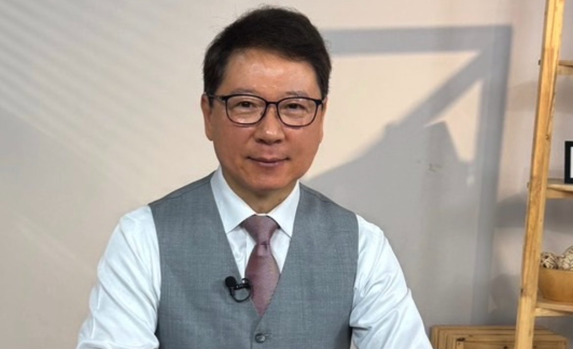 00403A掛牌首日有許多散戶不計價衝入，財經專家阮慕驊今po文提醒，「散戶義勇軍別買貴當『盼仔』」。（翻攝自阮慕驊臉書）