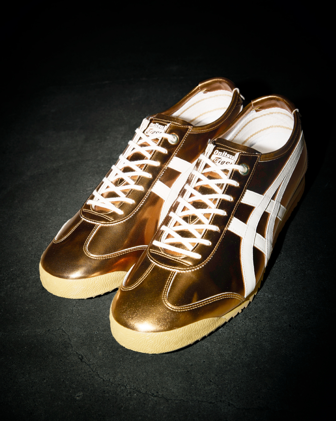 MEXICO 66 SD METALLIC琥珀金。NT$5,580（Onitsuka Tiger提供）