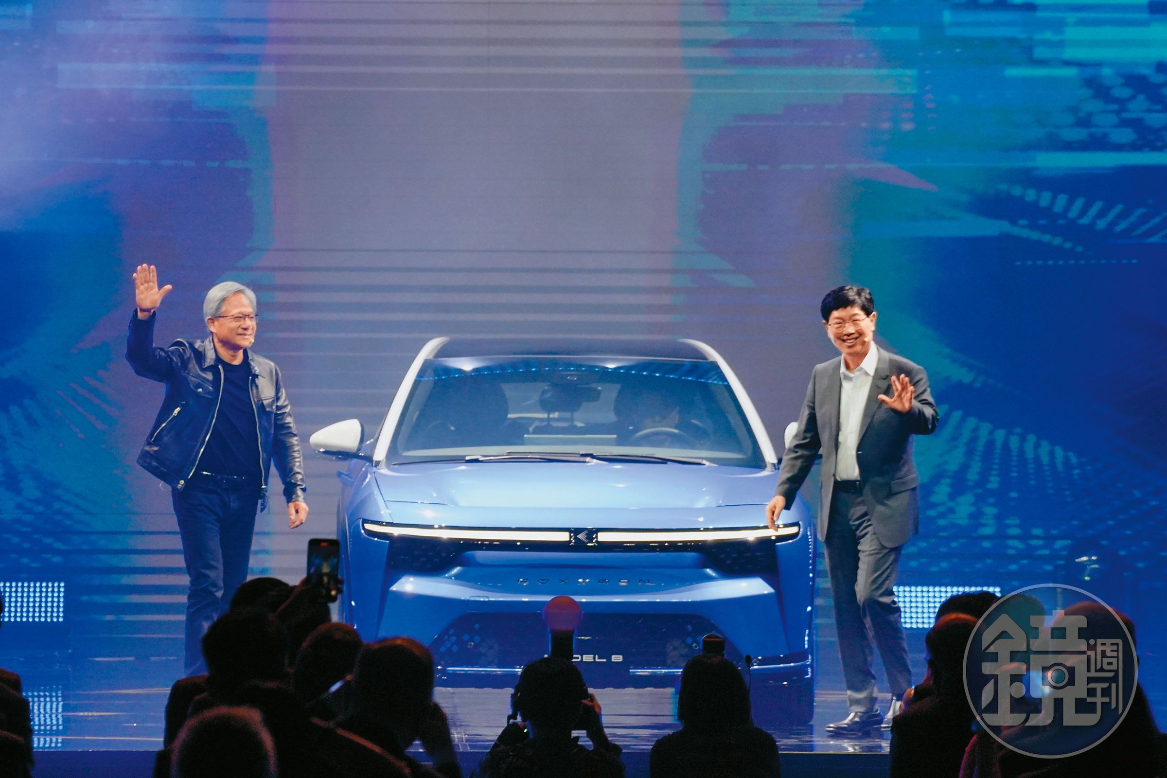 電動車是劉揚偉(右)接任後的重點事業,鴻海科技日還找輝達創辦人黃仁勳(左)站台。