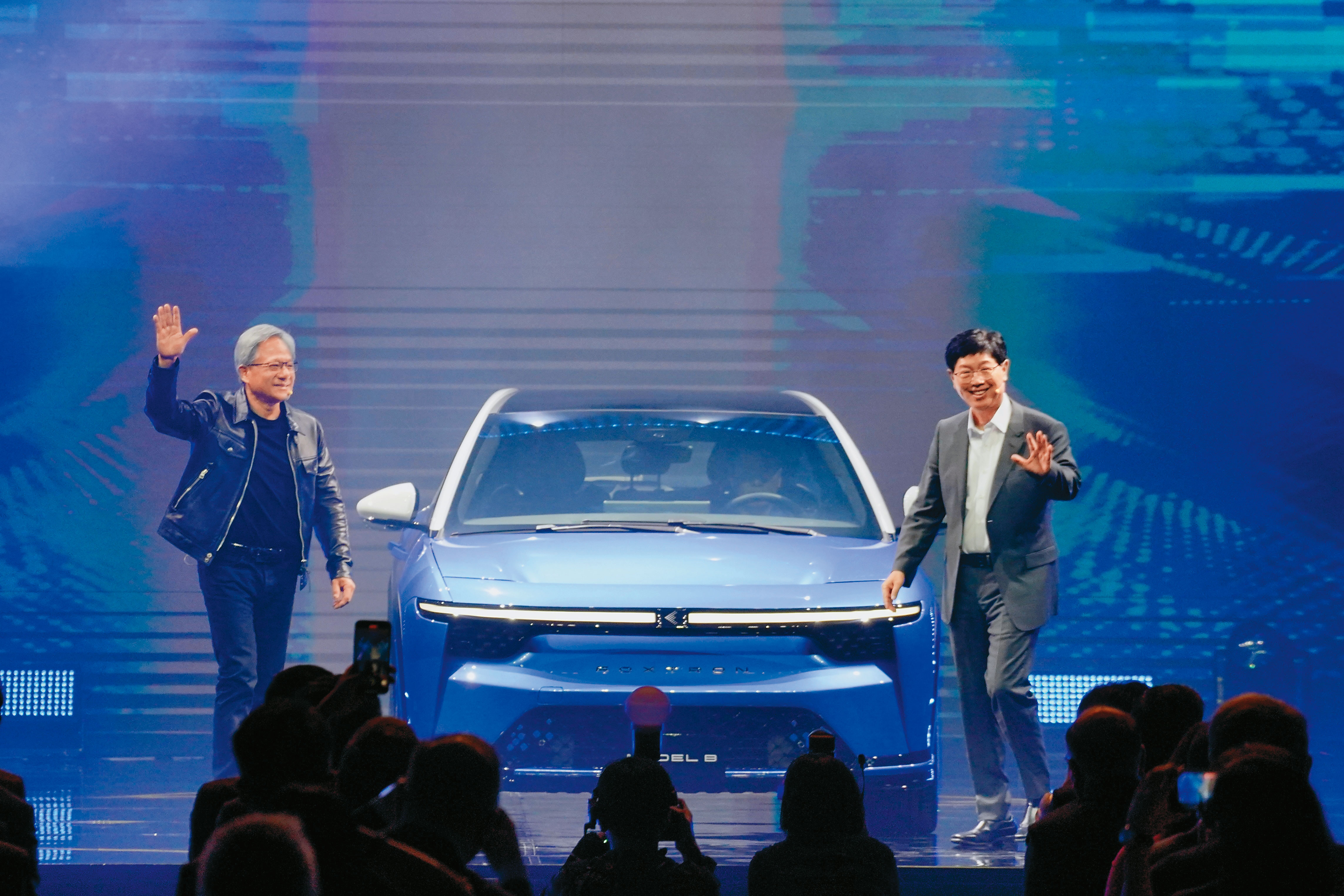 電動車是劉揚偉（右）接任後的重點事業，鴻海科技日還找輝達創辦人黃仁勳（左）站台。