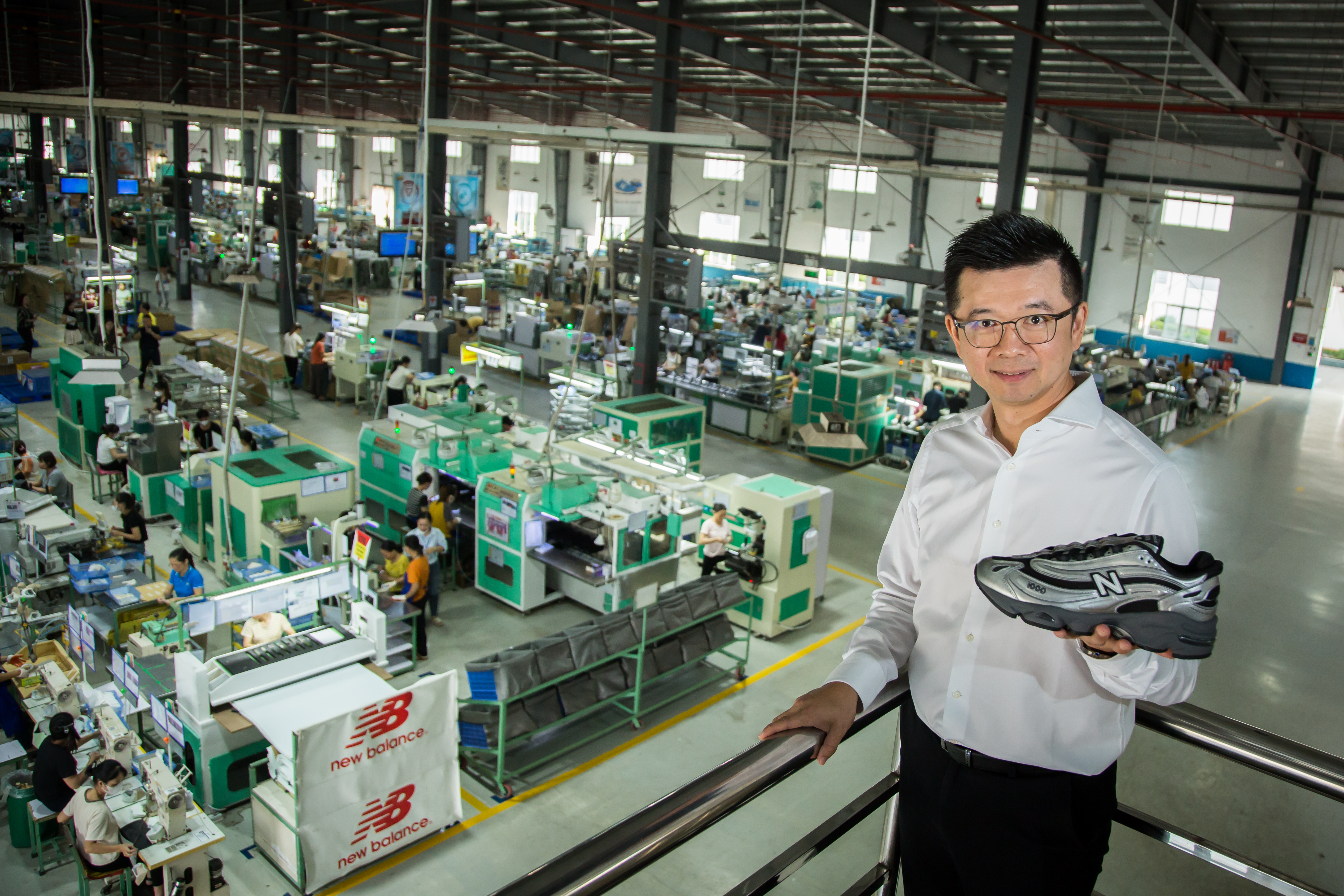 中傑低調幫New Balance代工鞋子近40年，二代劉安哲任職董事長後，年營 收不斷破新高。