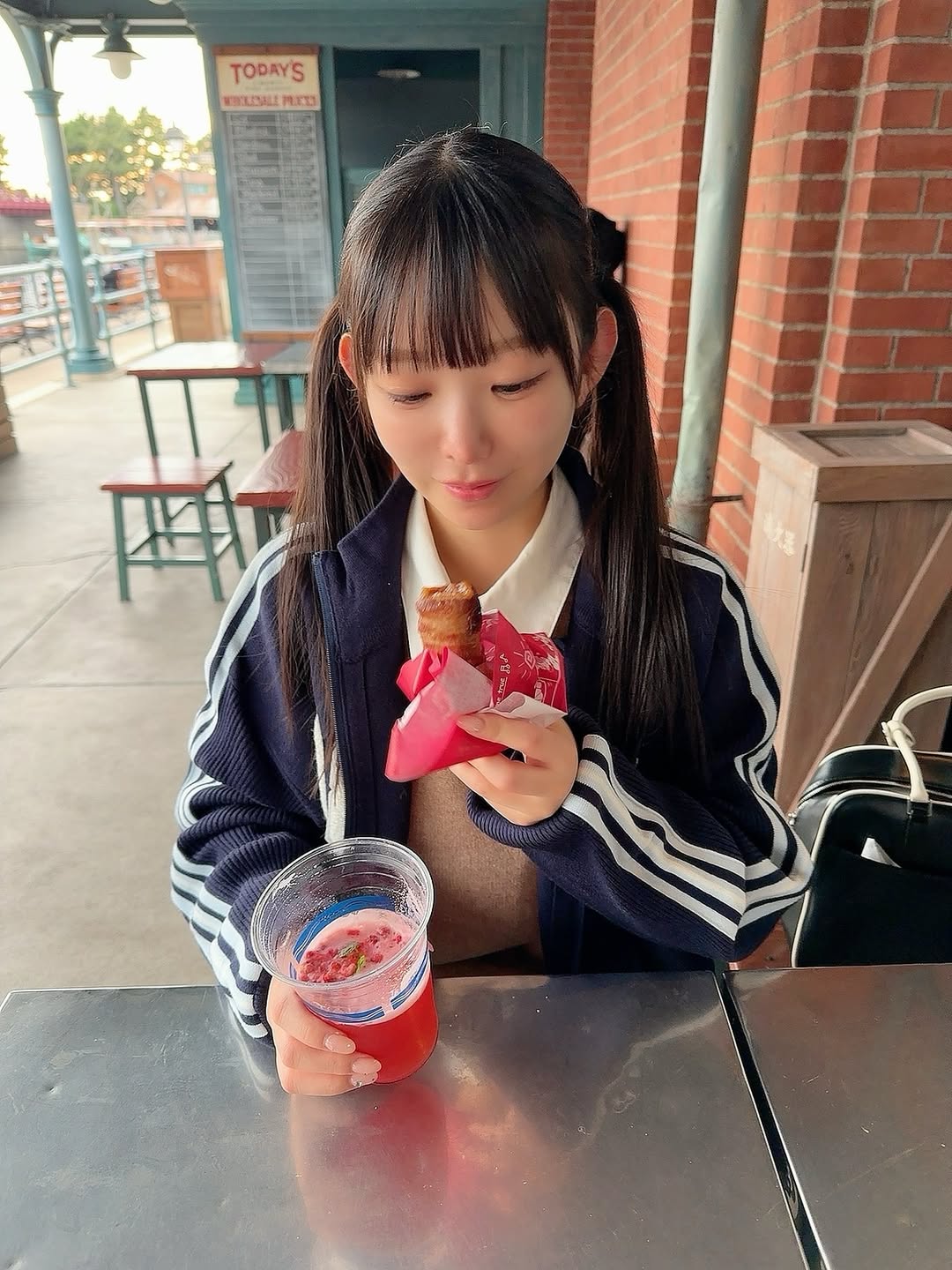 儘管已經30歲，童顏的長澤茉里奈穿起學生制服仍毫無違和感。（翻攝自Instagram @marinanagasawa1008）