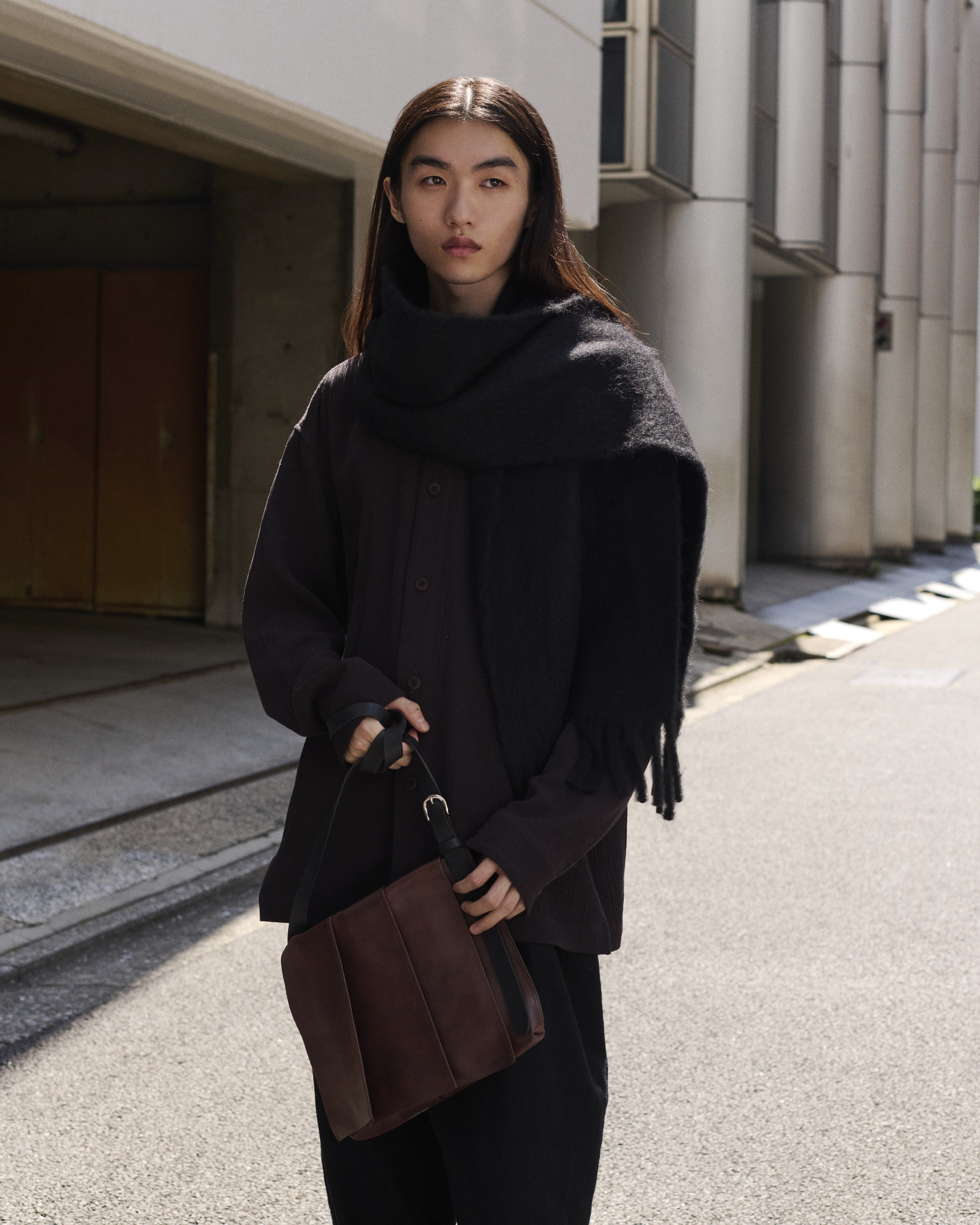 LEATHER PLEATS包款有兩種不同尺寸，皆以黑色與棕色為主。（君梵提供）       