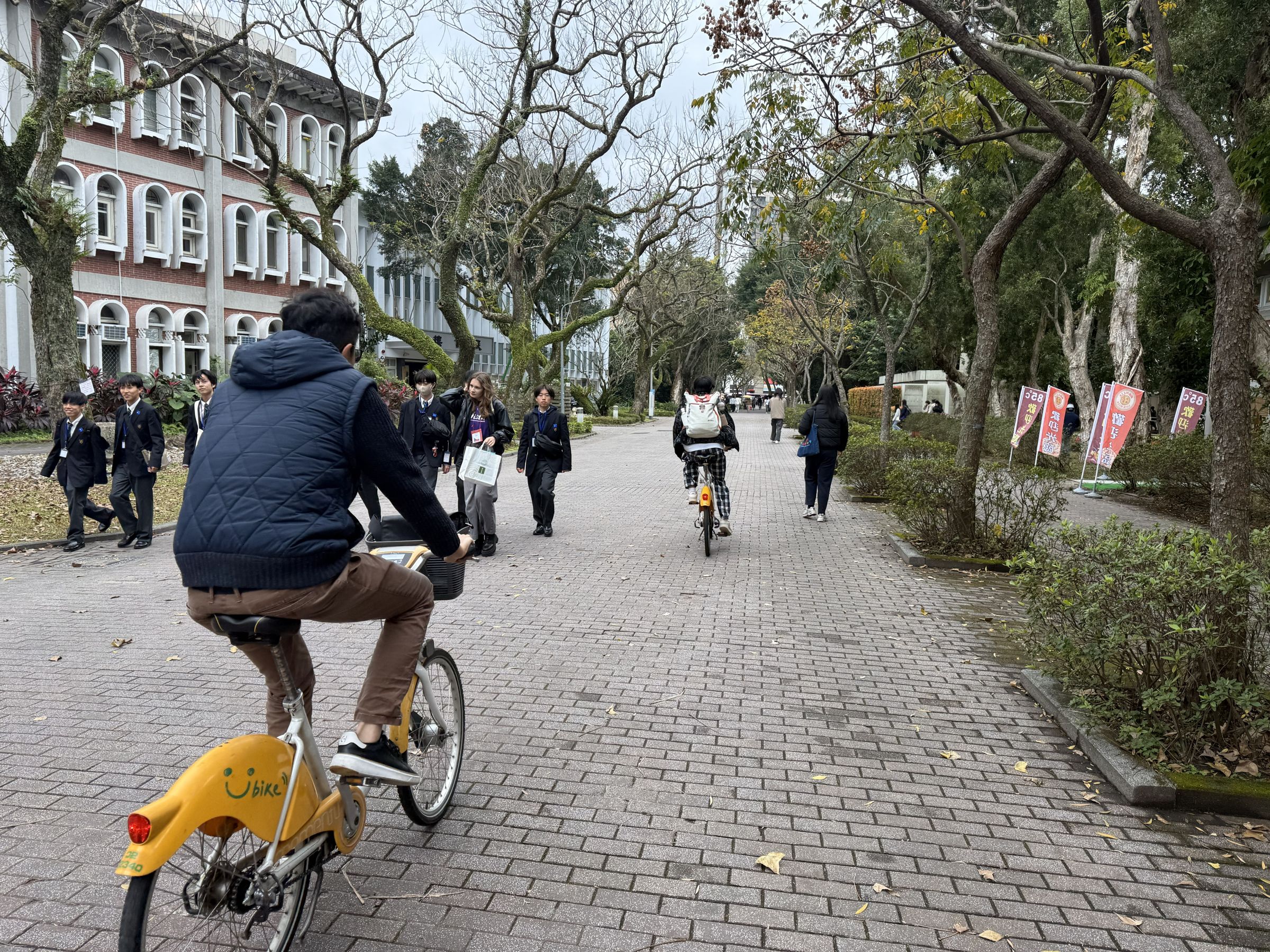 台大校園內設置59個Ubike租借站,學生和觀光客都會用來代步。(民眾提供)