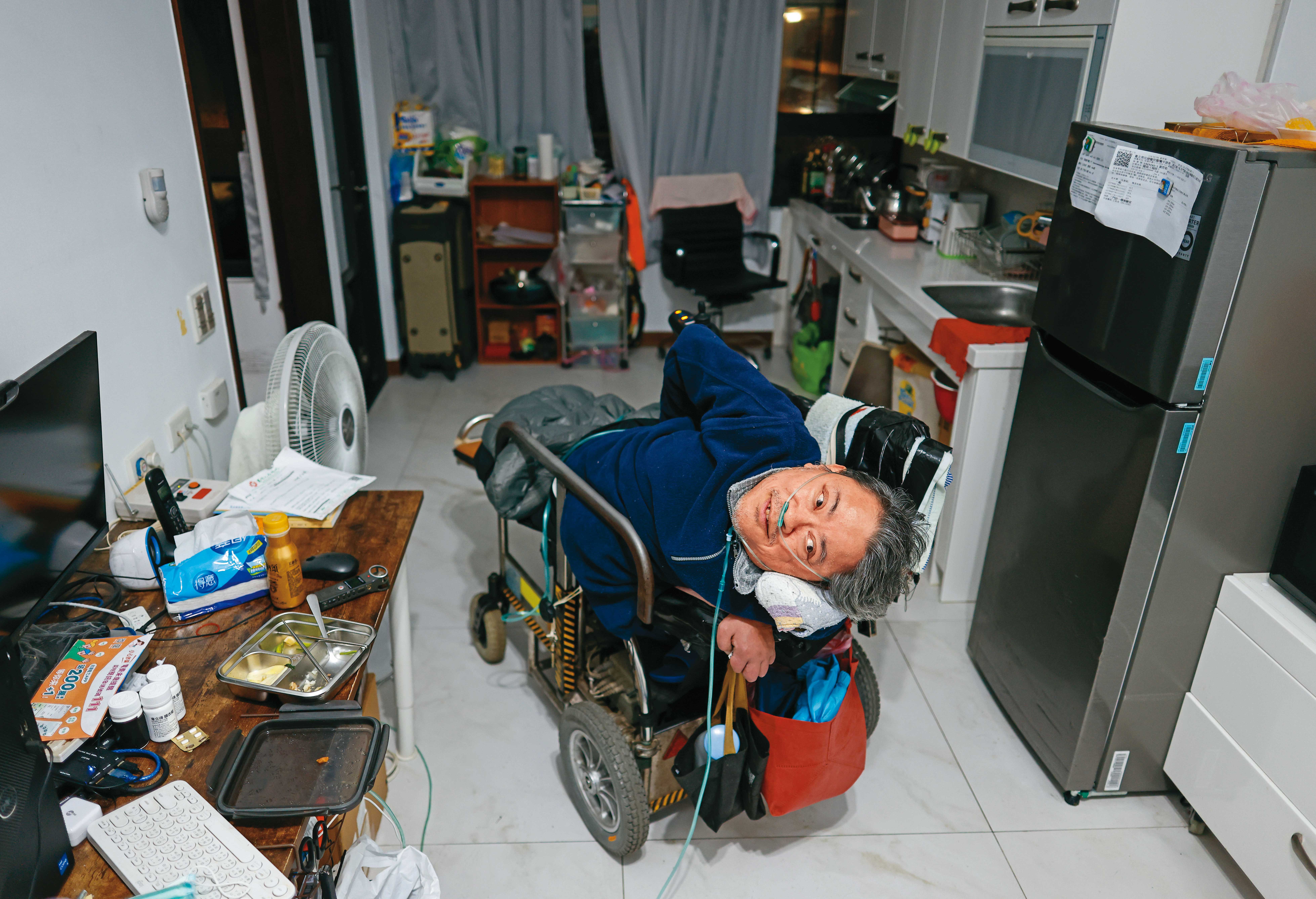 劉哲彰說他曾想去日本參加障礙者交流活動，但因為他只能躺在電動輪椅上，航空公司必須拆座位，要他買9張機票才能成行，因此放棄。