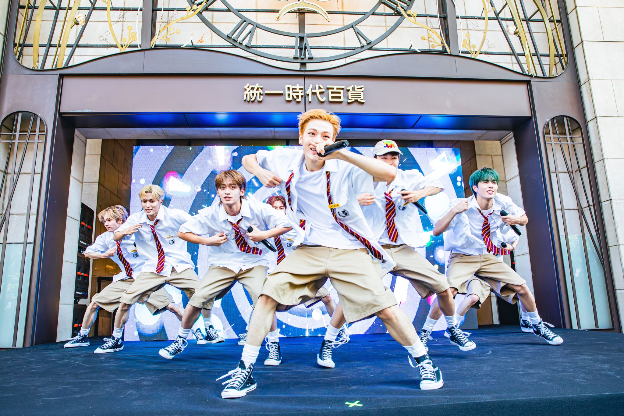 韓國男團WHIB今（24日）在統一時代百貨1F前廣場舉辦免費見面會。（iMe TW提供）