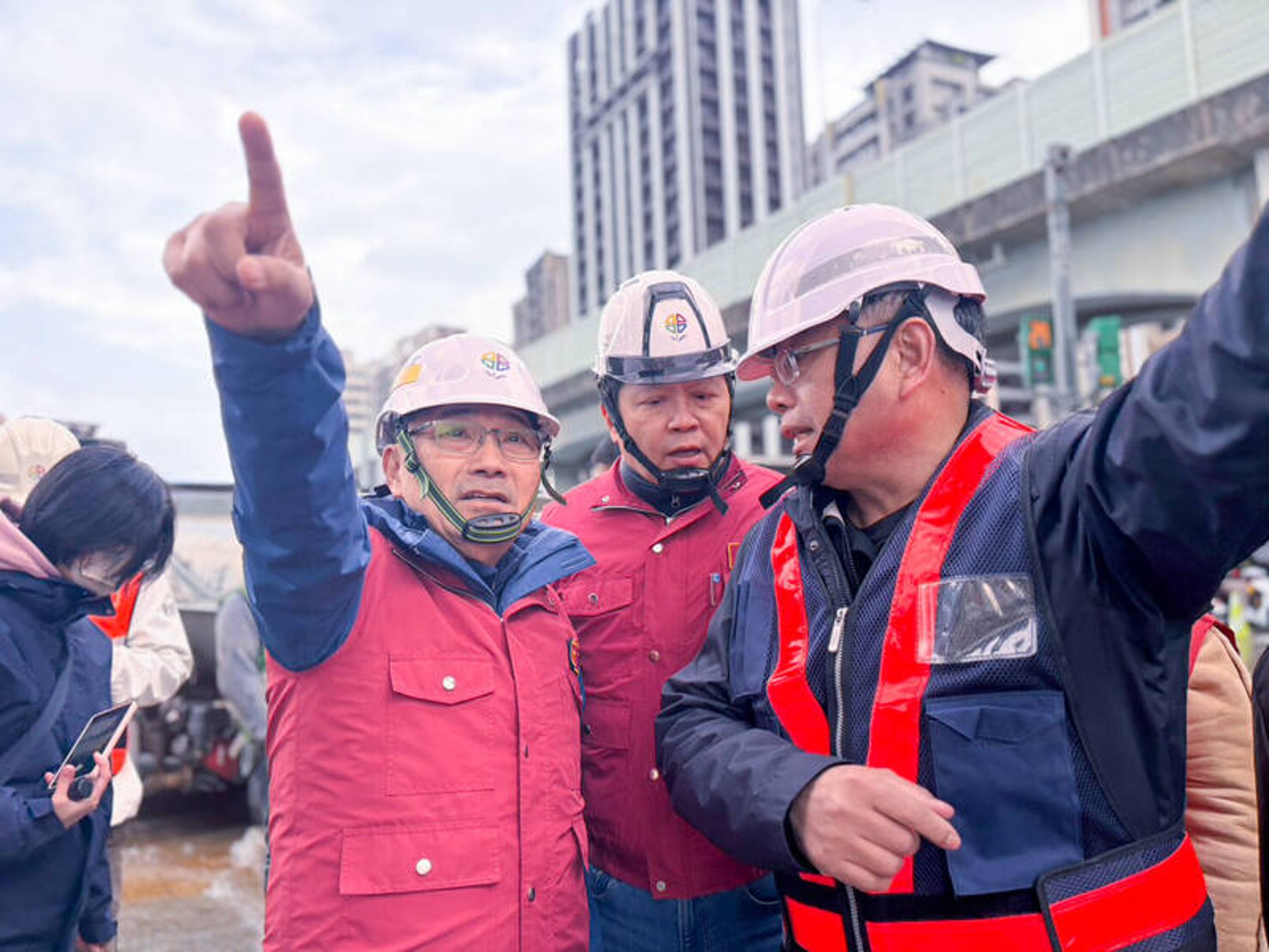 新北市長侯友宜今日下午前往新莊，關心自來水管線挖斷後修復進度。（新北市政府提供）