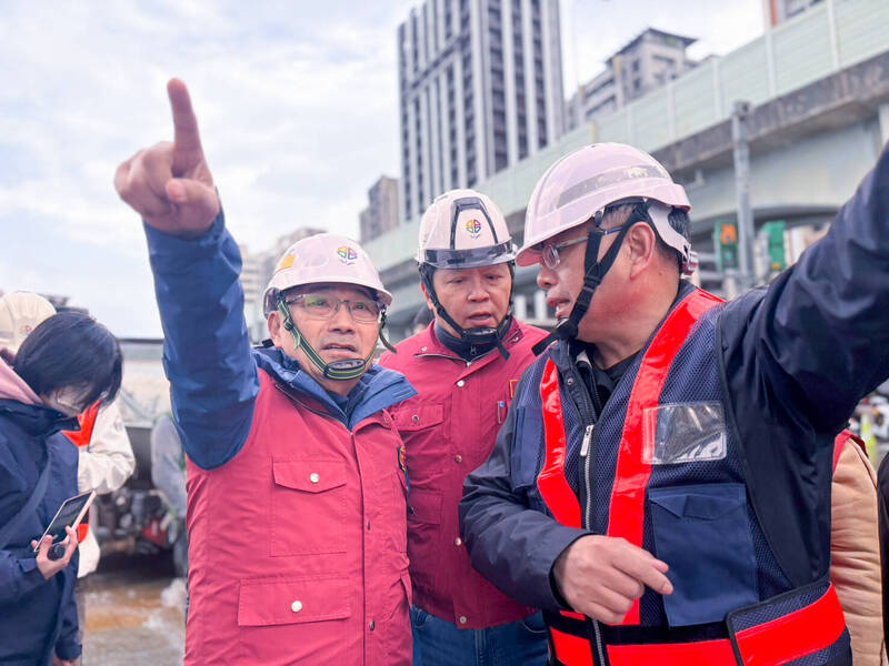新北市長侯友宜今日下午前往新莊，關心自來水管線挖斷後修復進度。（新北市政府提供）