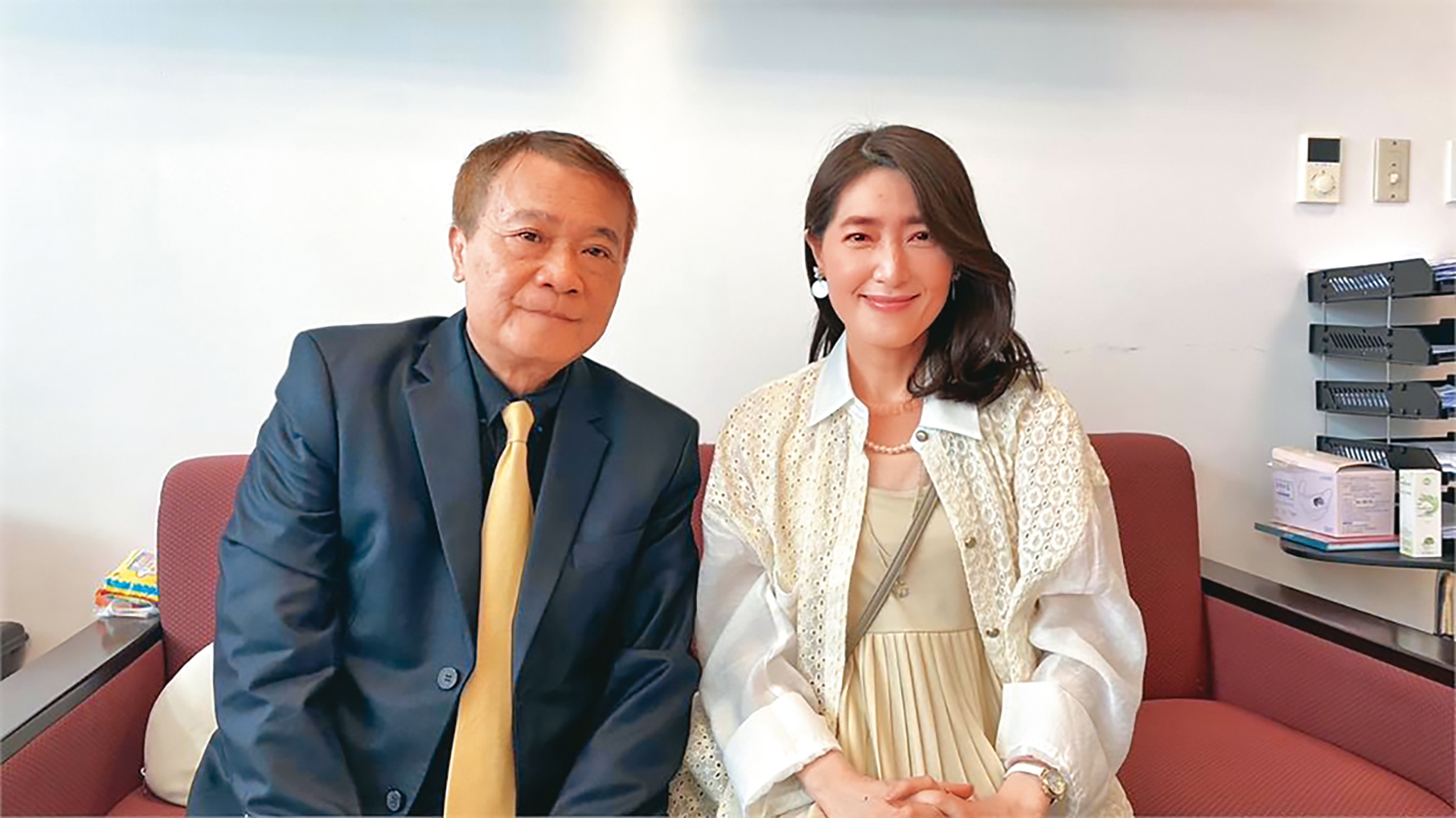 楊思敏（右）與經紀人呂仁智（左）交往24年，因男方不願結婚而黯然分手。（翻攝自民視新聞網）