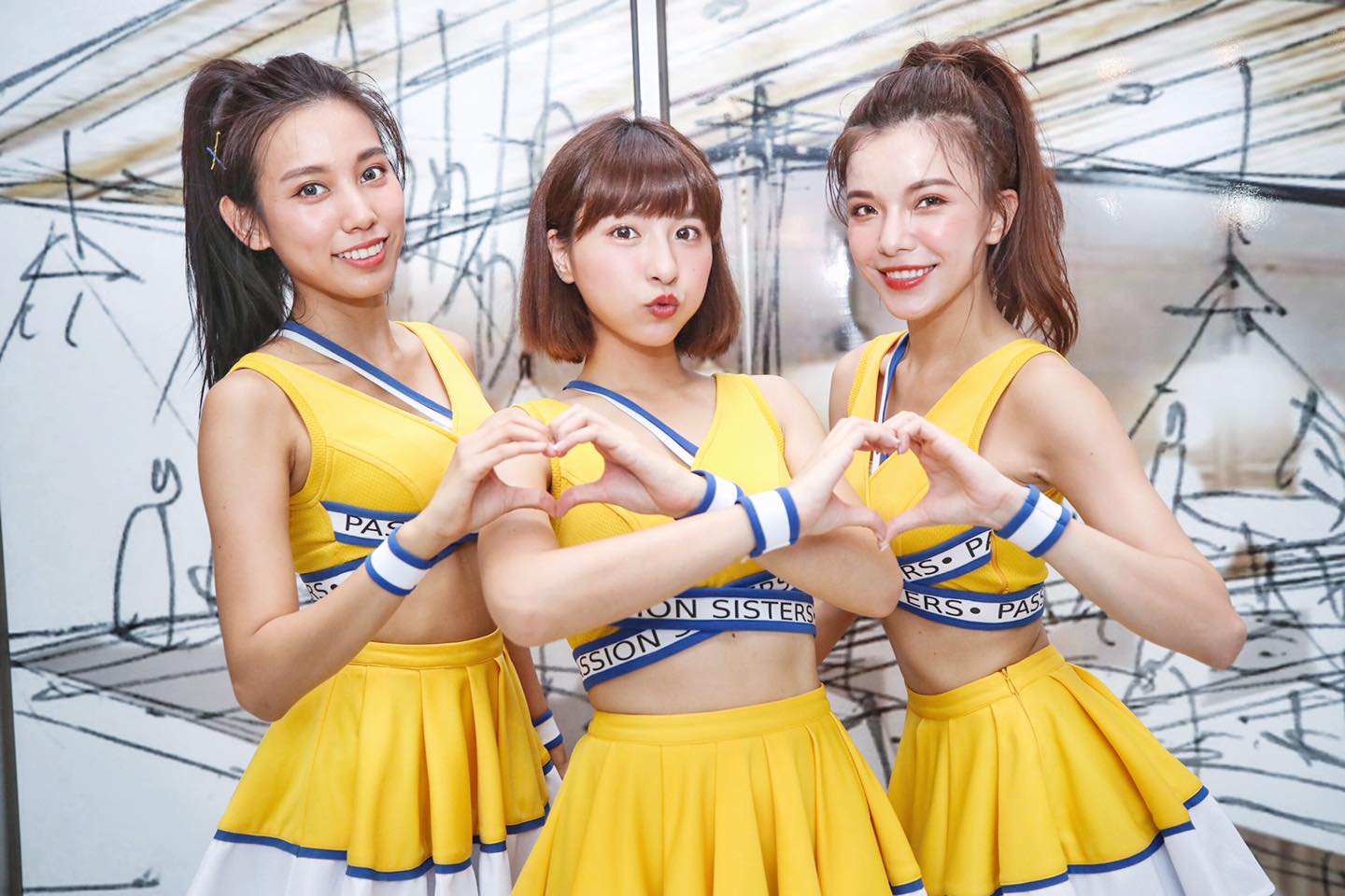 凱蒂（右起）、峮峮、貴貴皆為中信兄弟啦啦隊成員，其中凱蒂入行已超過10年。（翻攝謝凱蒂 Katy臉書）