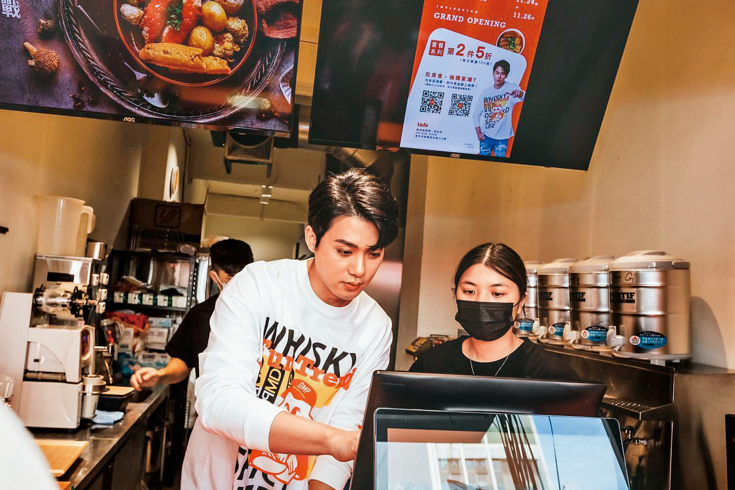 楓流麻辣燙開店初期，李唯楓常駐店裡參與銷售。（翻攝自李唯楓IG）