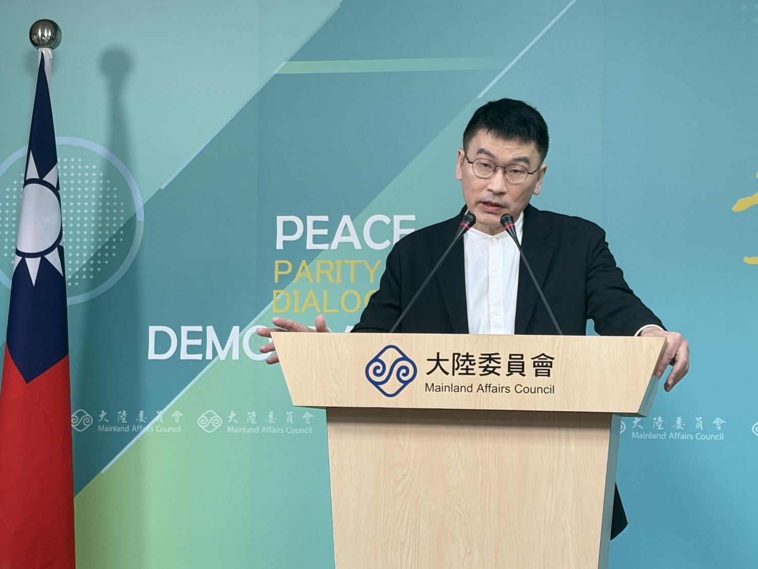 梁文傑在陸委會例行記者會回應李貞秀資格問題。