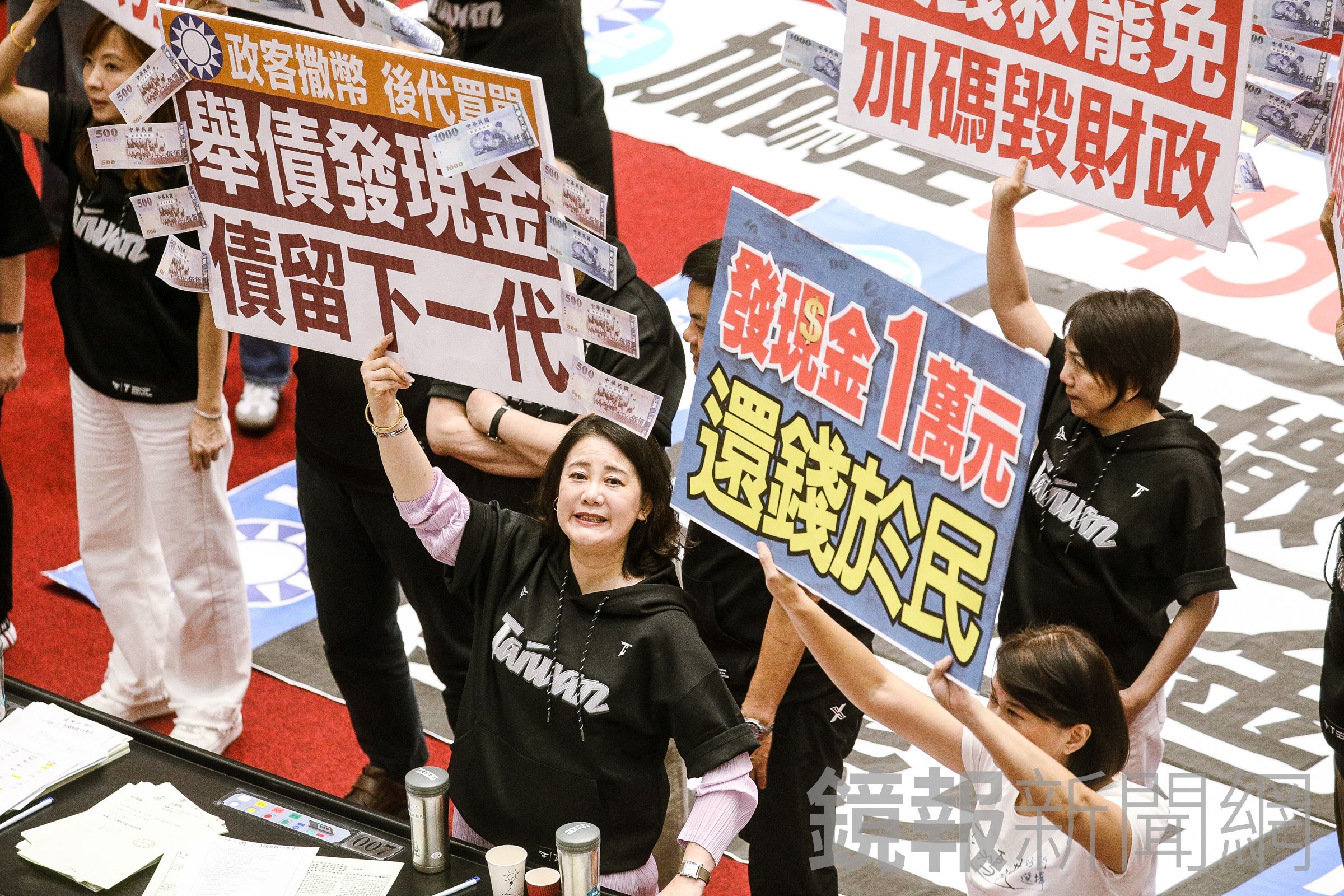 立院三讀通過國民黨版本特別條例，其中2,350億預算為普發現金1萬元。（鏡報鄒保祥攝）