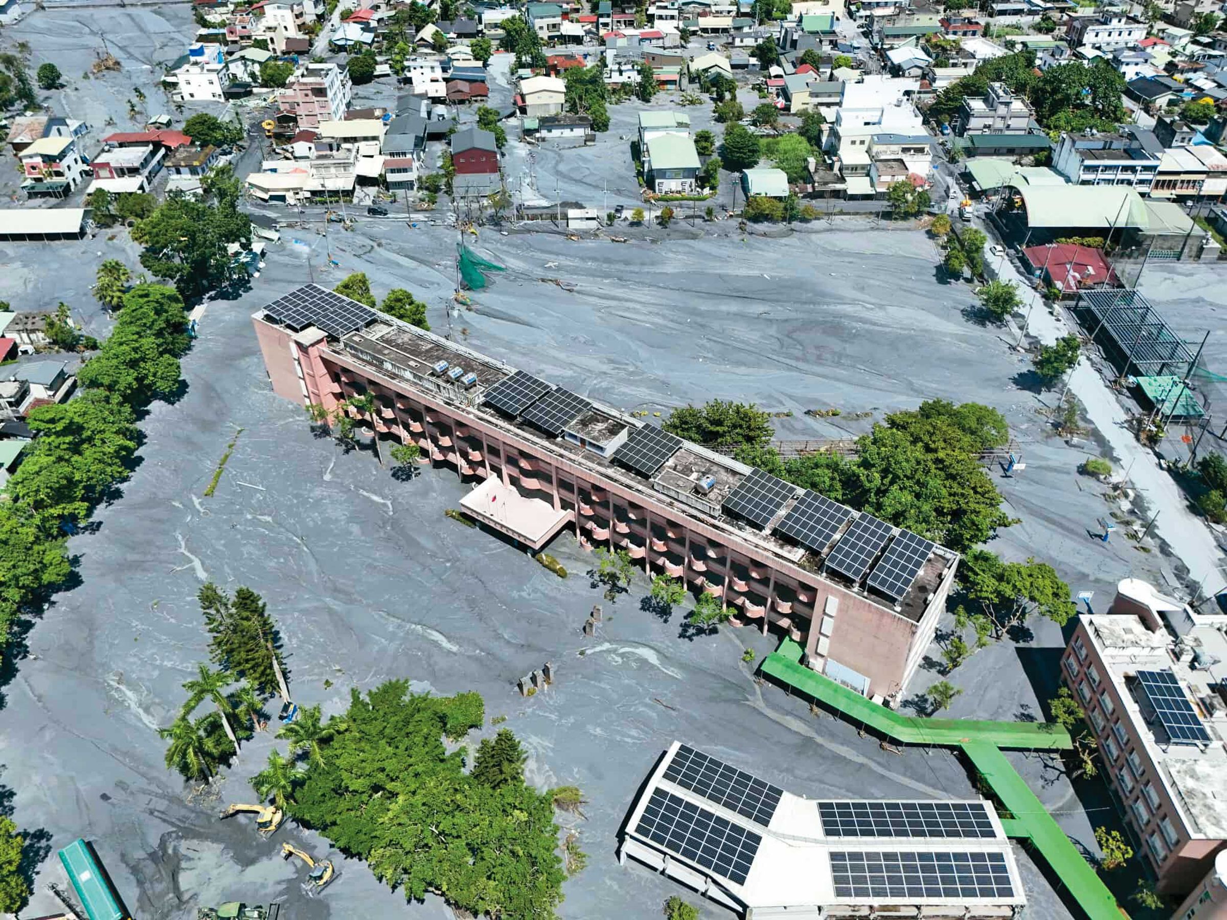 土石泥流沖入校園，整理相當費時，學生憂心恐無法在連假後正常上課。（花蓮縣社區大學空拍教師簡嘉信提供）