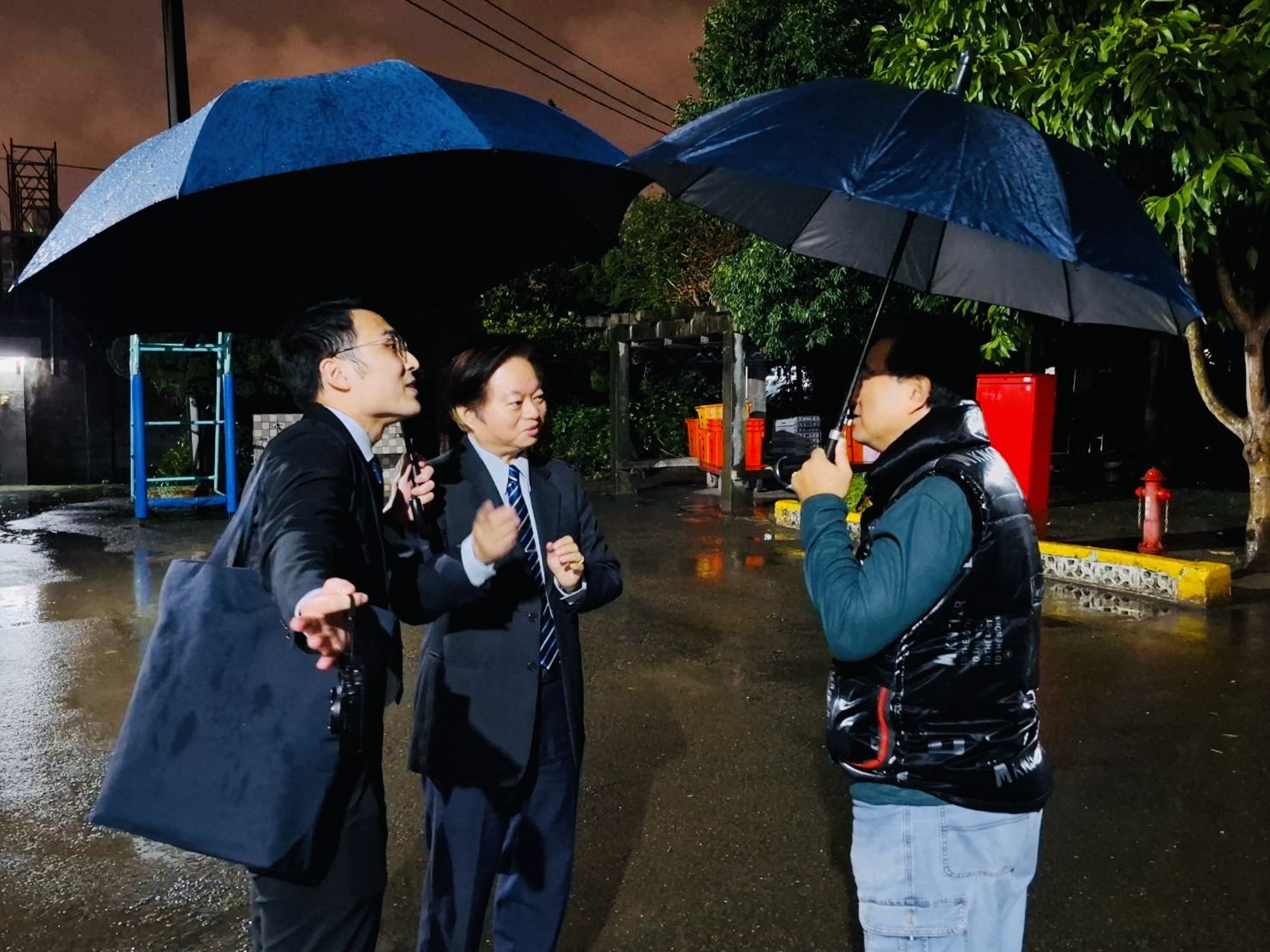 矯正署署長周輝煌體恤矯正同仁辛勞，昨晚（23日）趕往敦品中學、桃園少年觀護所及臺北少年觀護所，慰問值班人員，勉勵對收容少年付出更多耐心與愛心。（矯正署提供）