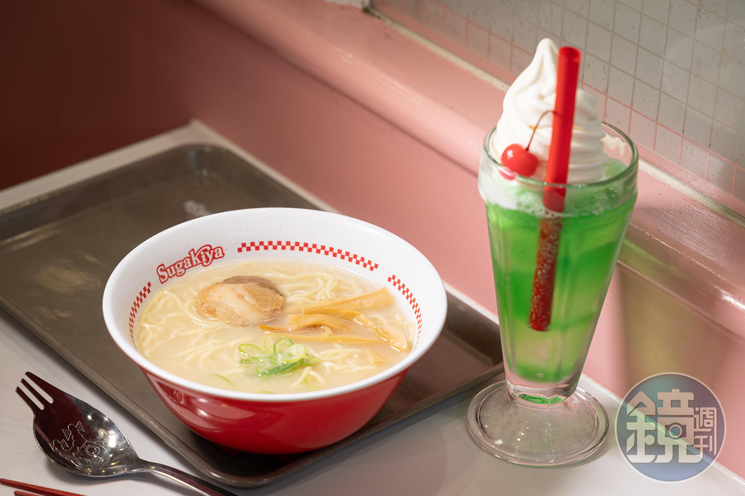 最基本款的拉麵「ラーメン」(左,430日圓/個,約NT$85)一碗500日圓有找,小碗甚至只要290日圓;搭配一杯大須店限定的「メロンフロート」(右,340日圓/個,約NT$67)哈蜜瓜口味的蘇打冰淇淋,台幣150元就可以吃得很滿足。
