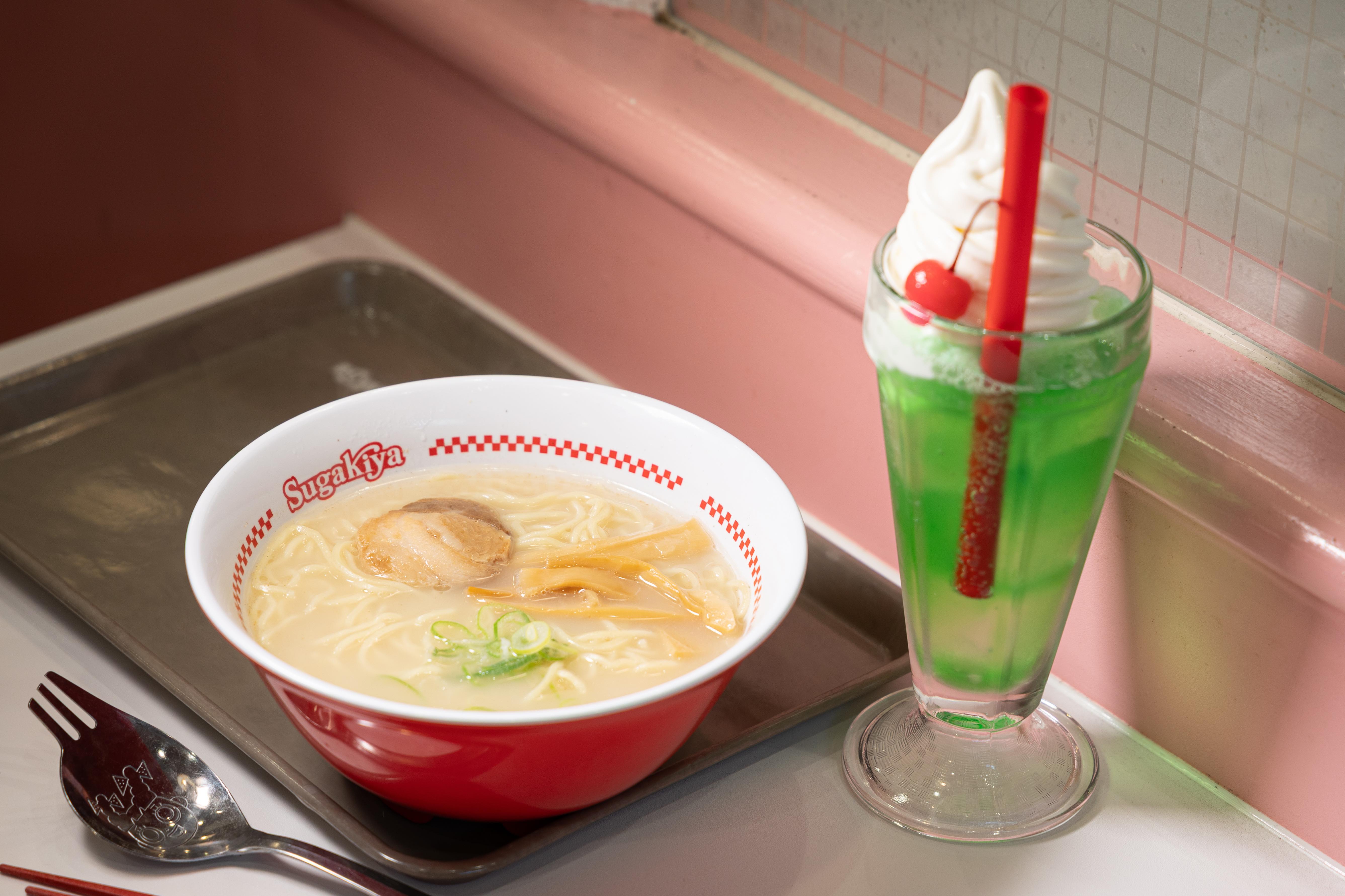 最基本款的拉麵「ラーメン」（左，430日圓／個，約NT$85）一碗500日圓有找，小碗甚至只要290日圓；搭配一杯大須店限定的「メロンフロート」（右，340日圓／個，約NT$67）哈蜜瓜口味的蘇打冰淇淋，台幣150元就可以吃得很滿足。