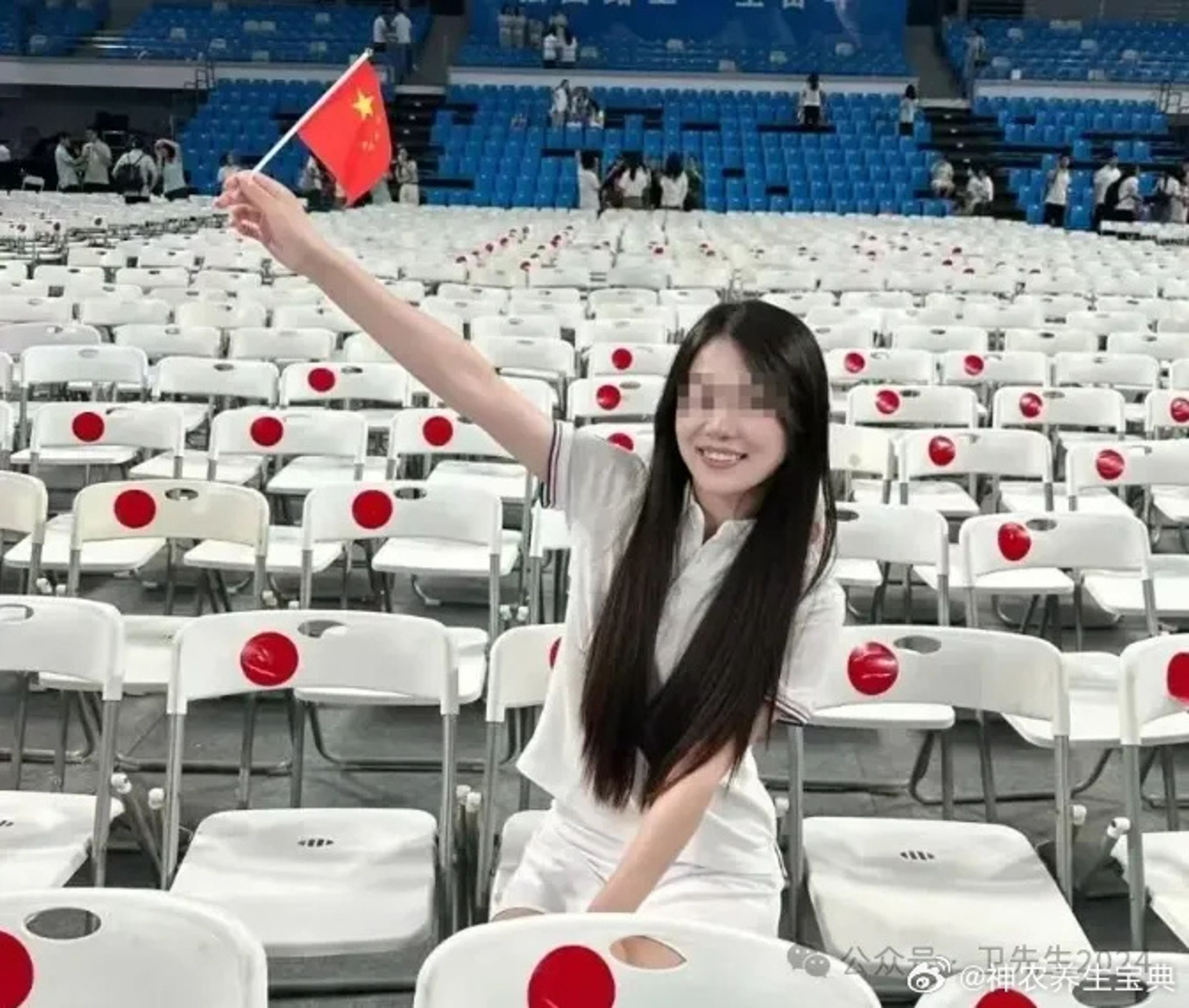 武漢大學的開學典禮,座位上的貼紙引爆中國網友怒火。(翻攝自微博)