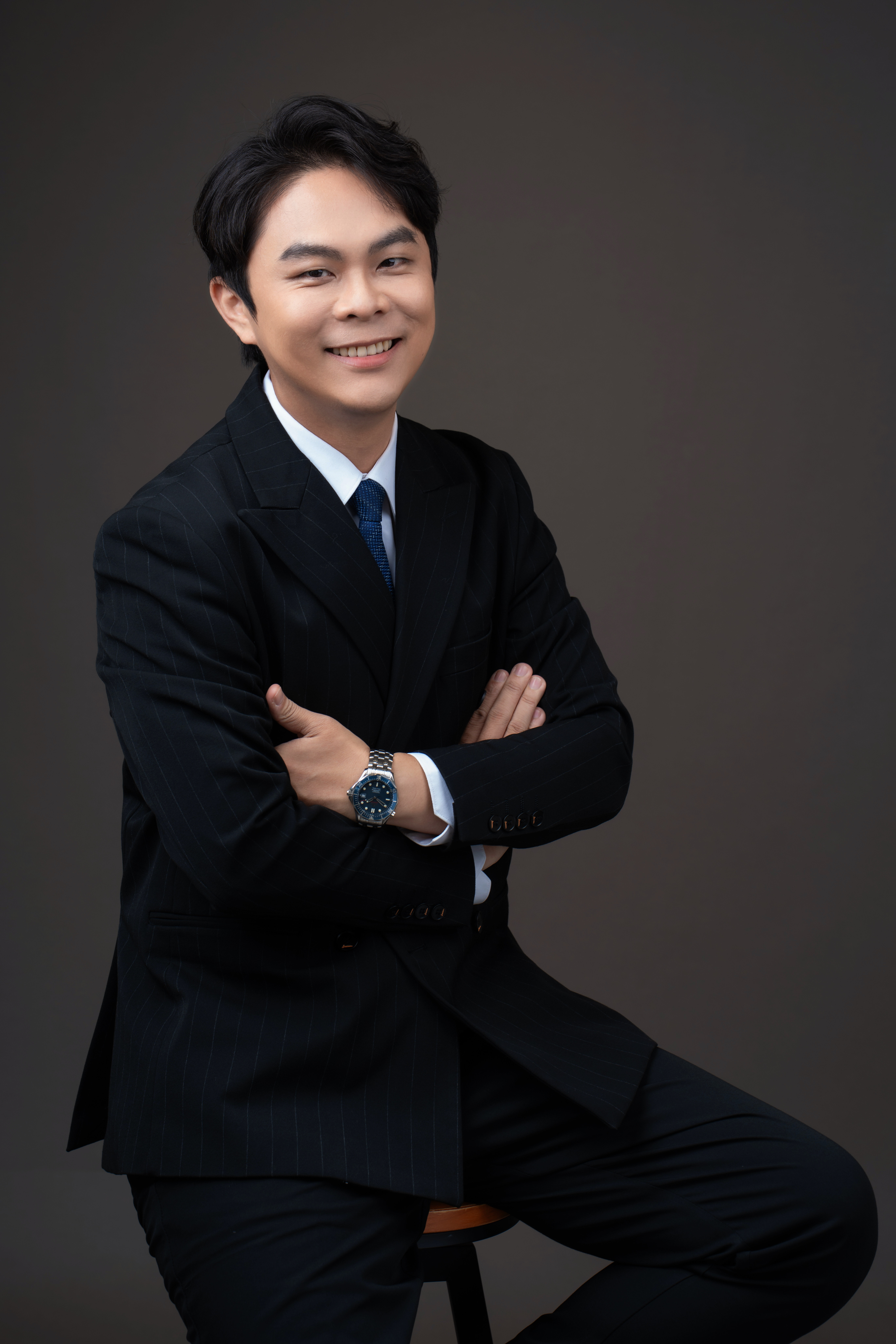 莊鎧毓擁10年媒體經歷,被說撞臉知名樂團主唱。(張善政競辦提供)