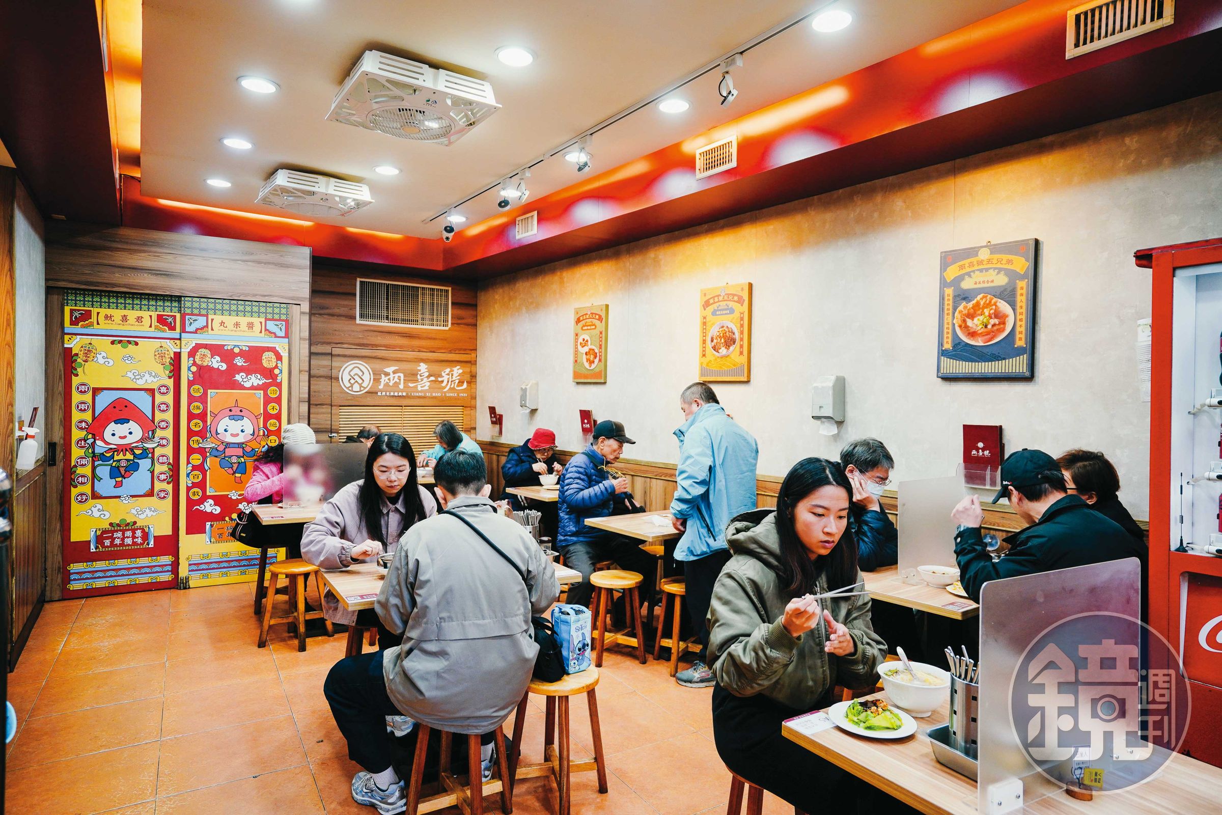 兩喜號西園店位於龍山寺旁，非用餐時間依然門庭若市。