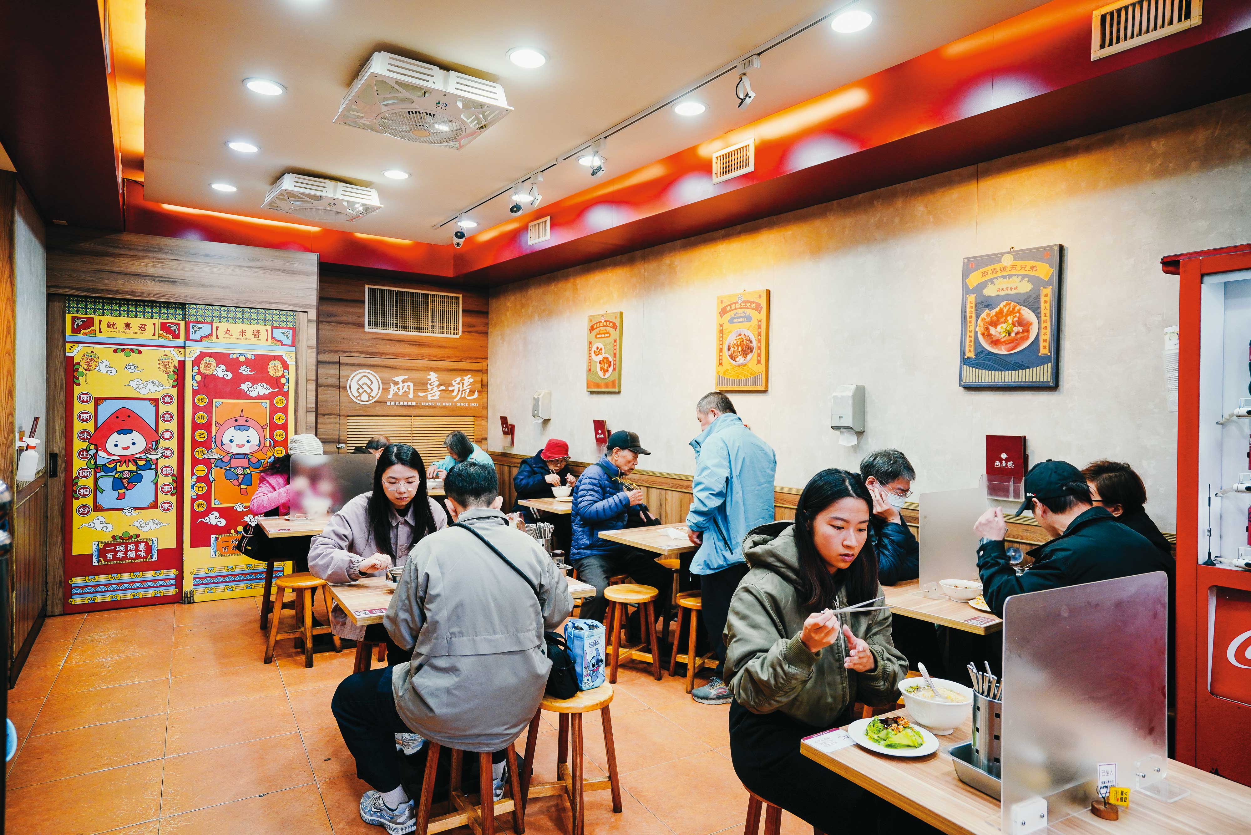 兩喜號西園店位於龍山寺旁，非用餐時間依然門庭若市。