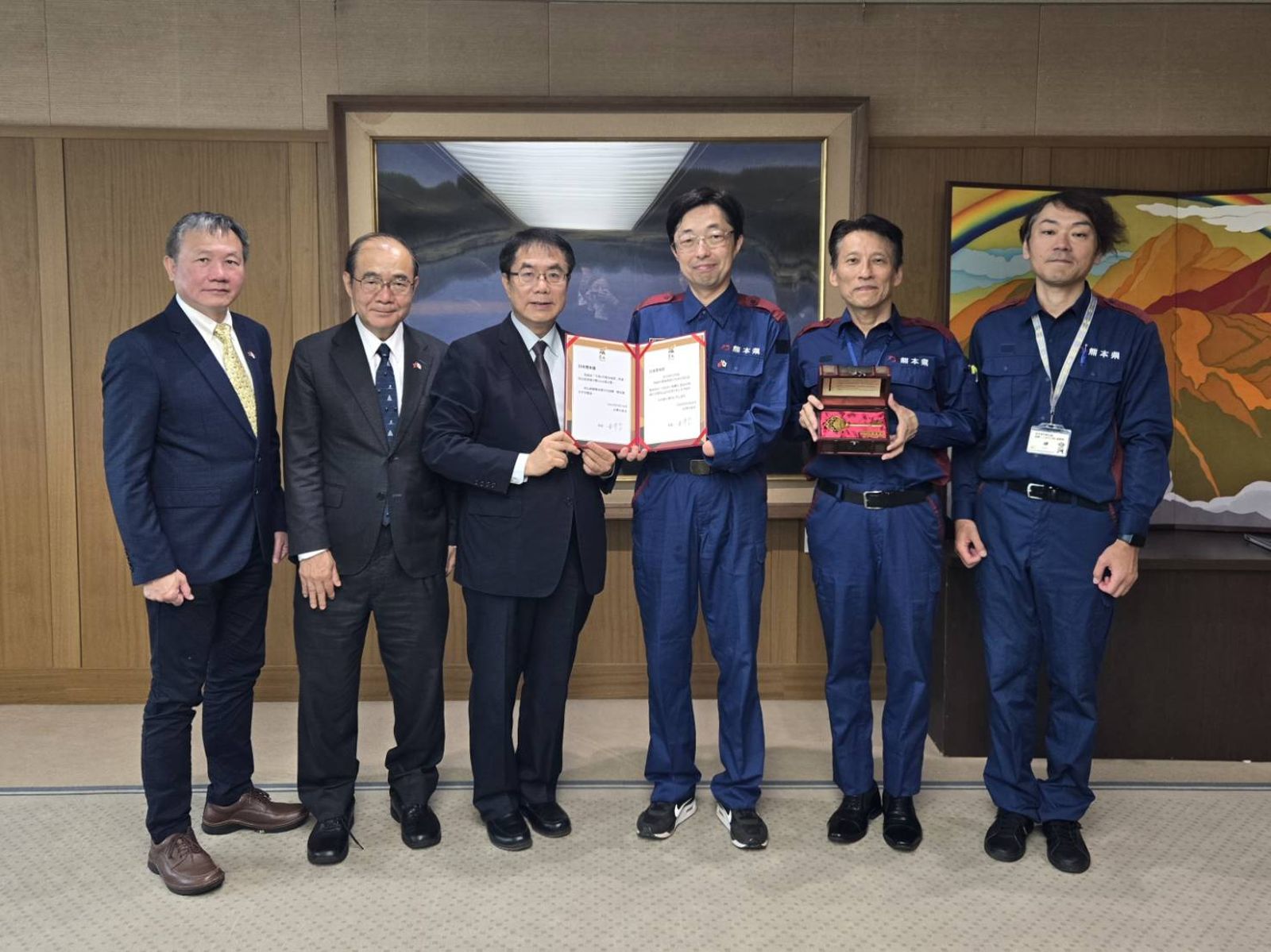 黃偉哲將台南市民的善款親送熊本。（台南市府提供）