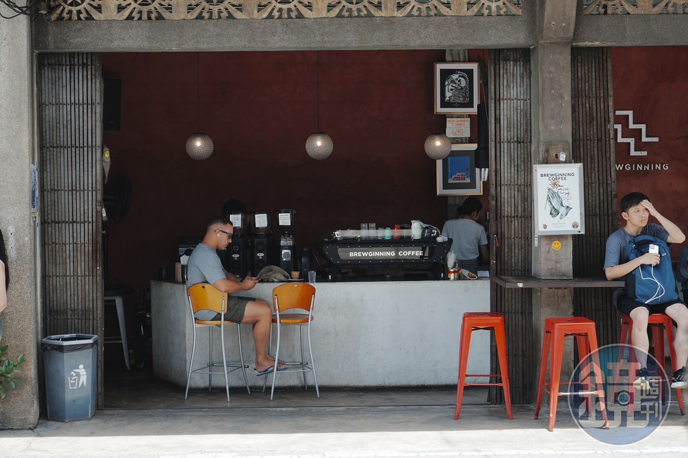 老屋咖啡廳「Brewginning Coffee」保留原有鐵拉門，乍看之下有種老香港的情調。