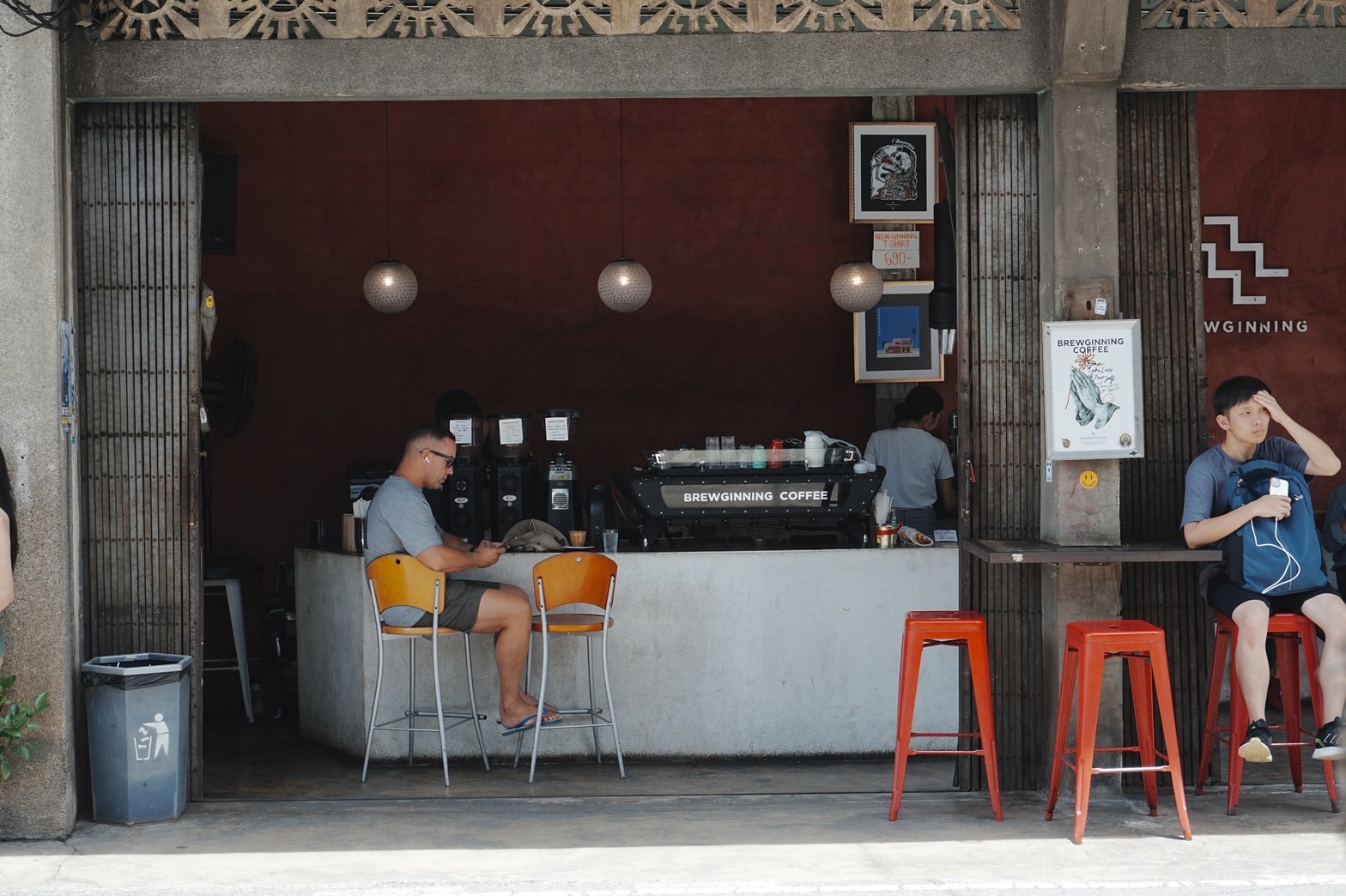 老屋咖啡廳「Brewginning Coffee」保留原有鐵拉門，乍看之下有種老香港的情調。