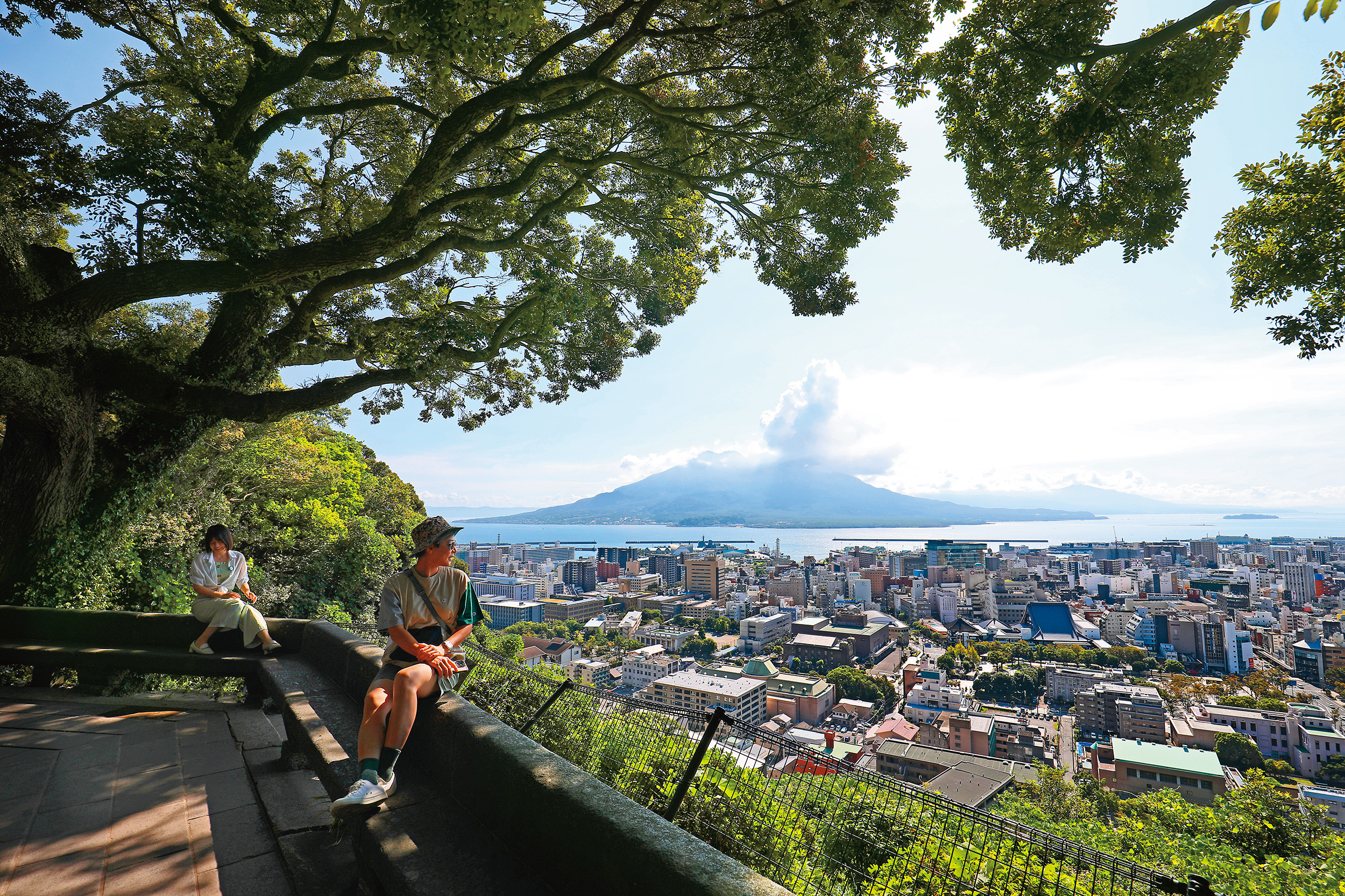 「城山公園展望台」是享受鹿兒島綠意與遠眺櫻島火山風景的最佳去處。