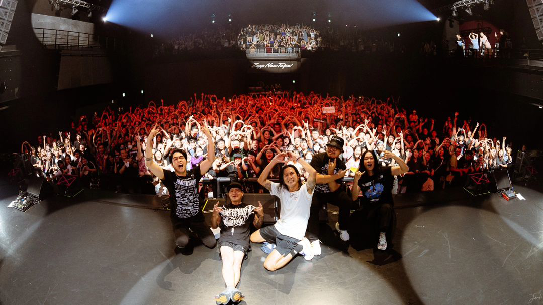  Bodyslam與歌迷留下紀念合照，他們還為現場歌迷簽名大送福利。（翻攝NAC可以娛樂INS）