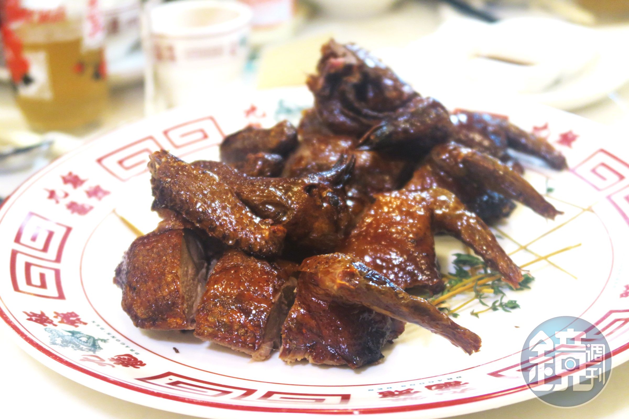 「梨木煙燻熟成乳鴿皇」經過風乾熟成，風味更濃縮。（港幣168元／份）