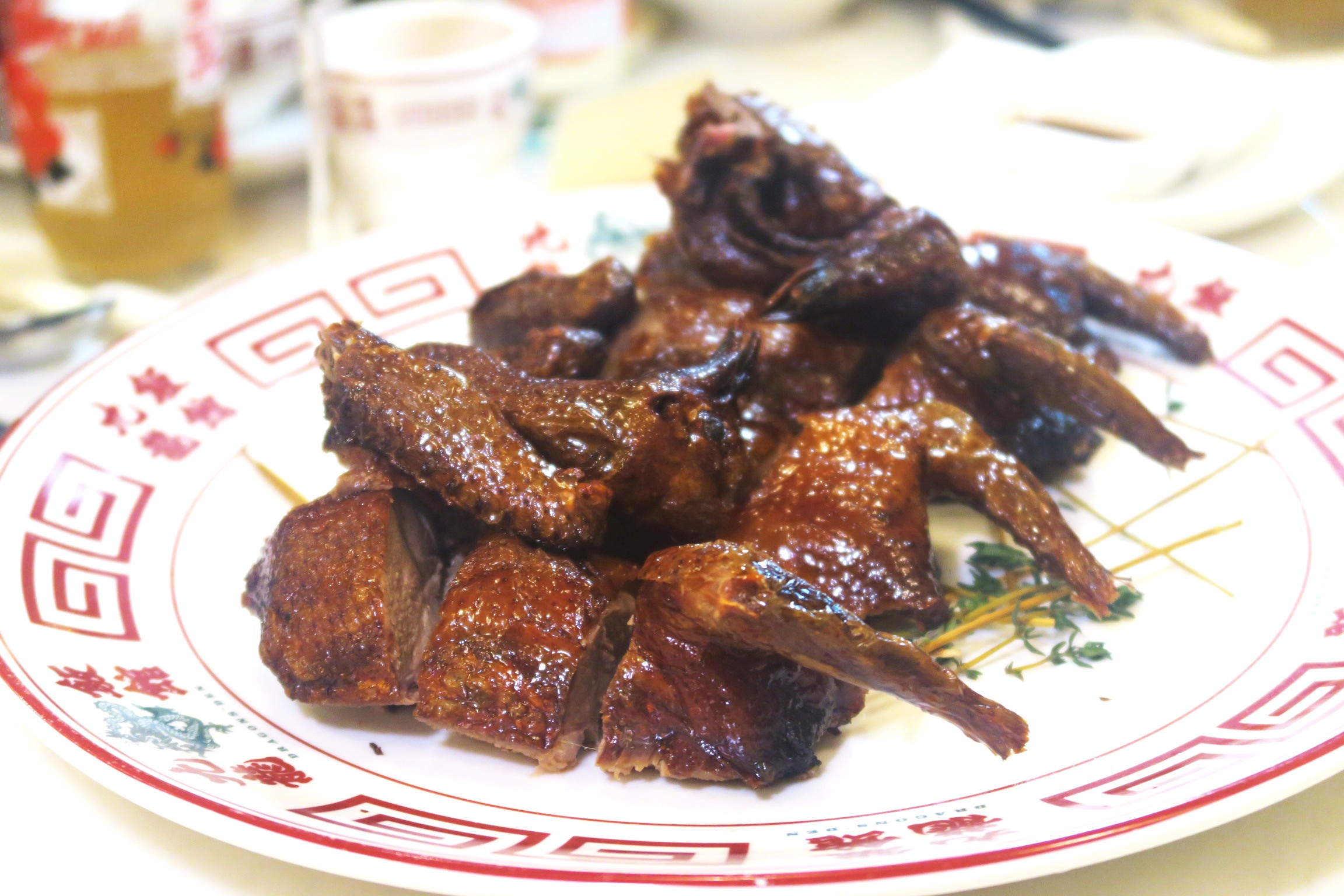 「梨木煙燻熟成乳鴿皇」經過風乾熟成，風味更濃縮。（港幣168元／份）