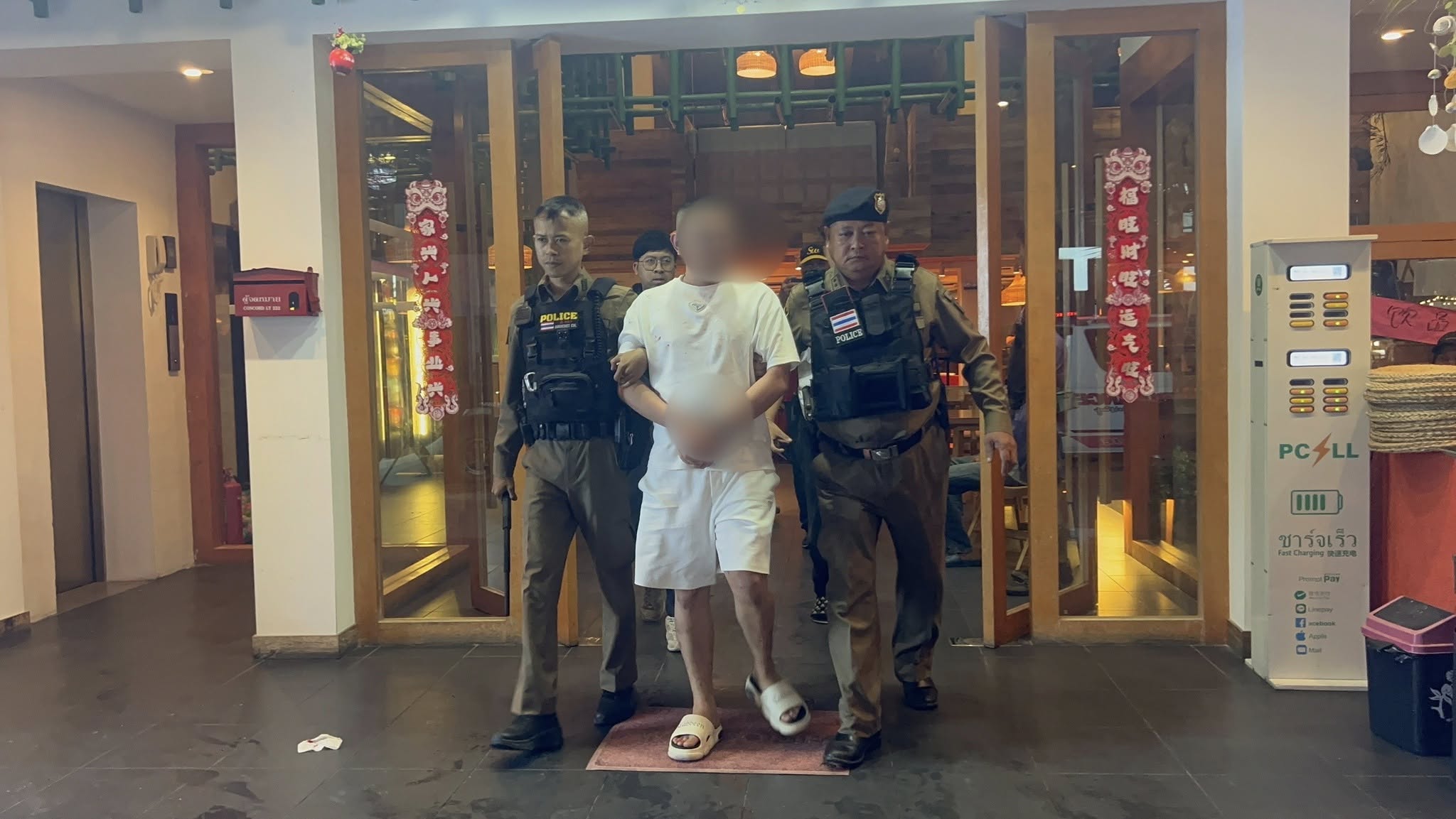 中國男子在泰國芭達雅餐廳持刀捅傷同鄉男子。（翻攝自臉書@The Pattaya News）