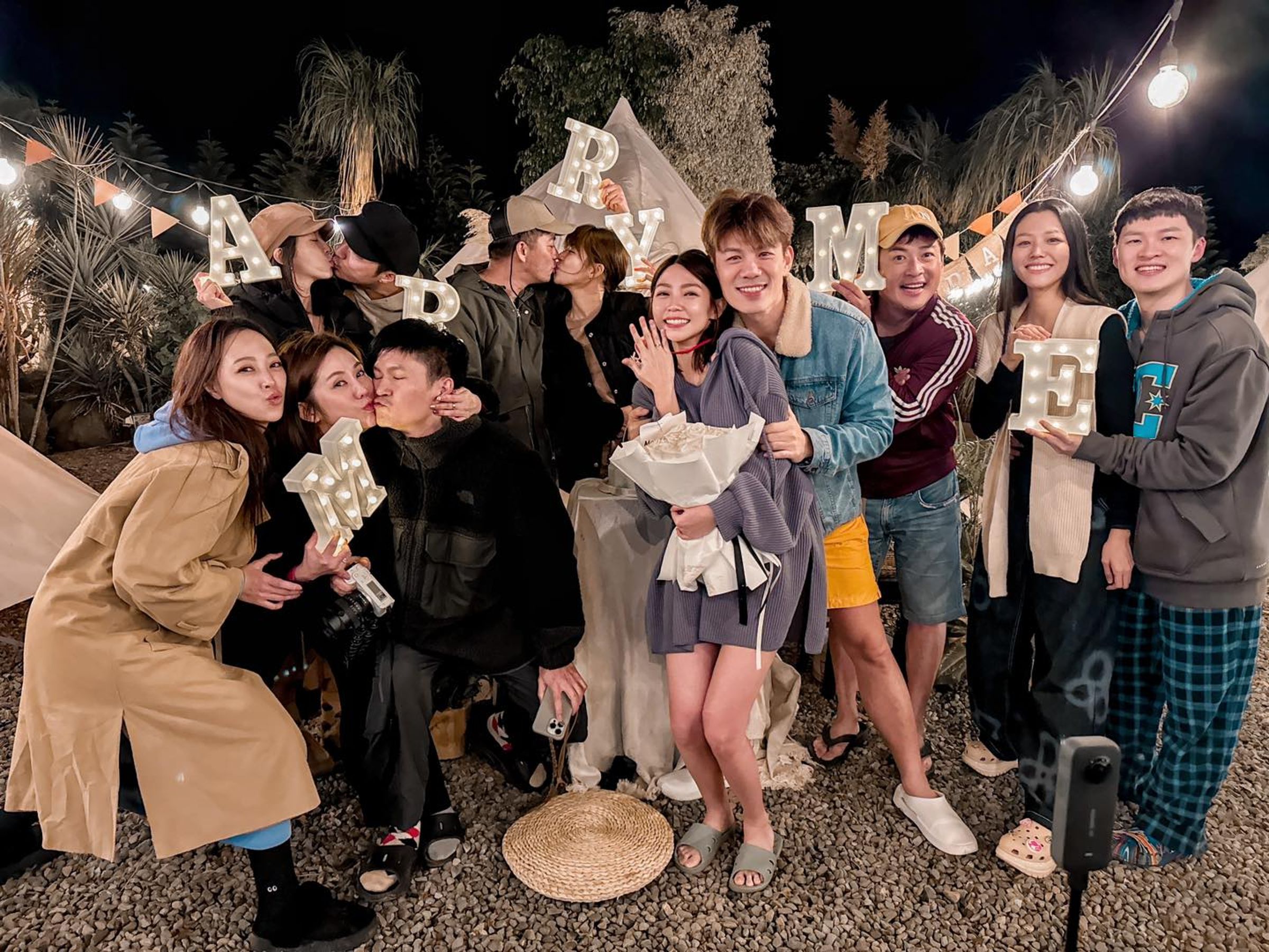 曾智希被求婚,好友受到氣氛感染一起放閃。(翻攝自曾智希 Simba臉書)