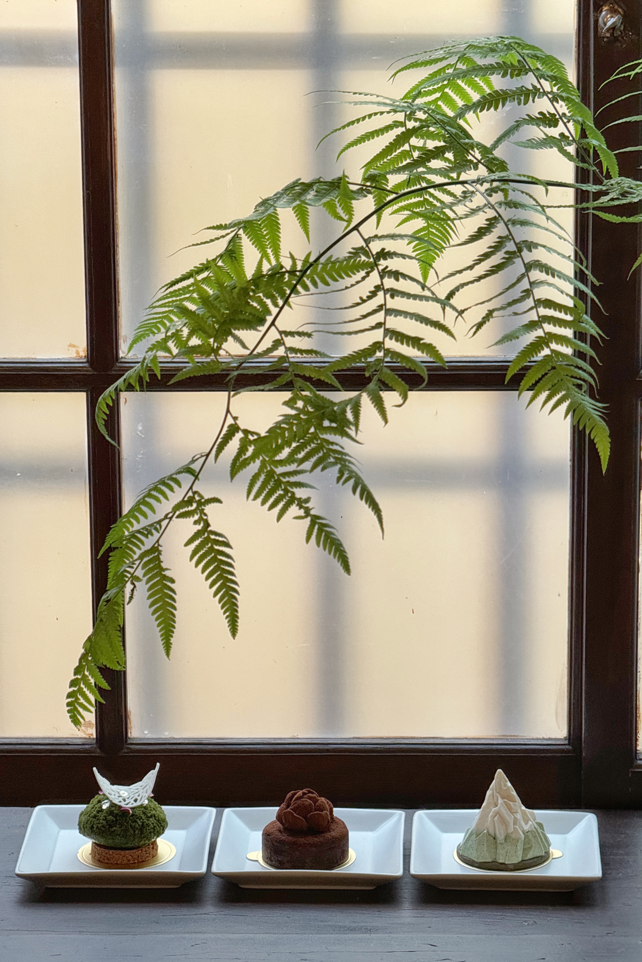 綠帶純植物烘焙特別打造出台灣高、中、低海拔的山林植物為概念的3款獨家甜點：「玉山塔」、「松果布朗尼」以及「綠色精靈」（皆為250元／個）。