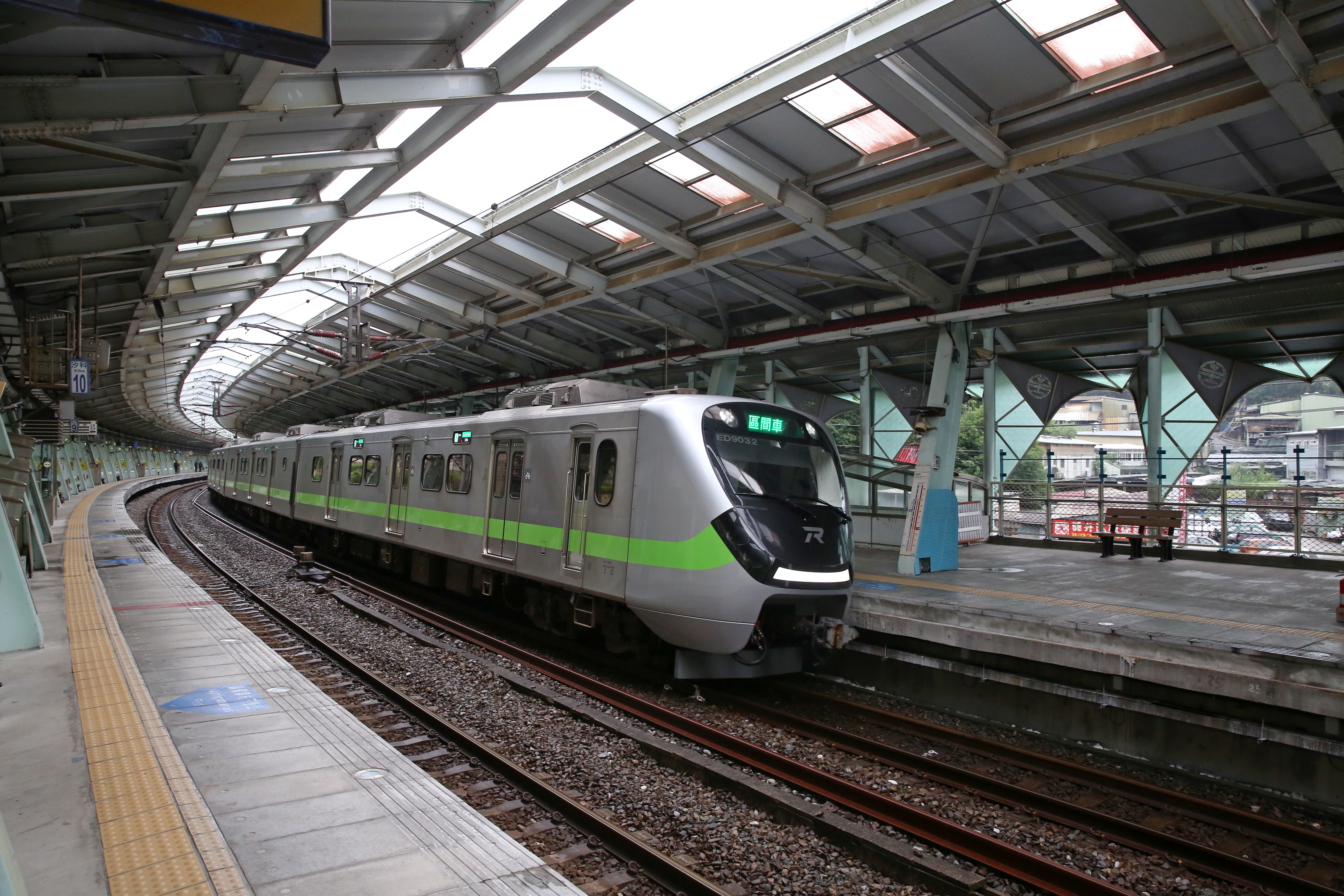 台鐵今宣布，中午以後全線停駛，已購票民眾可免費退票。（示意圖，本刊資料照）